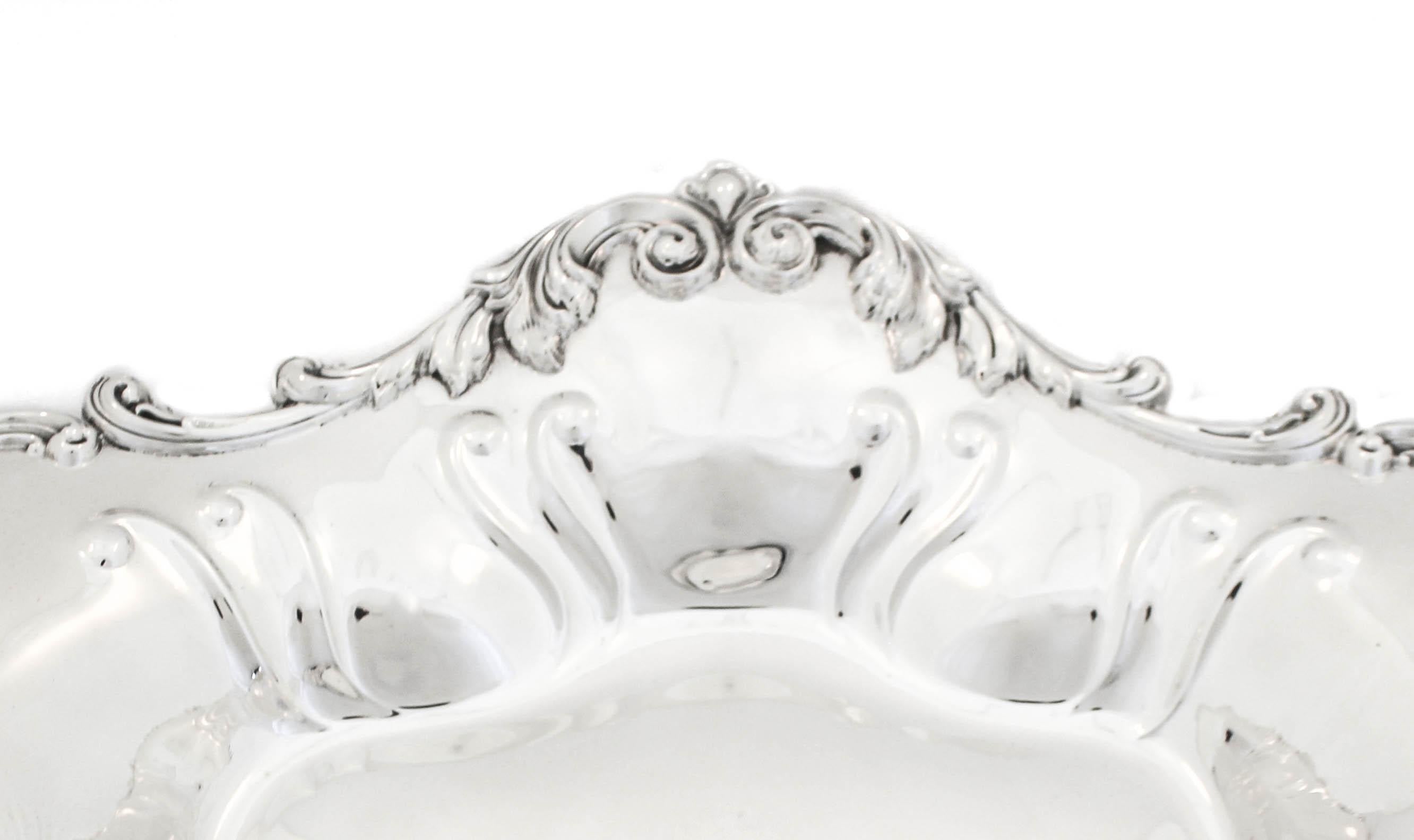 Viene offerto un grande cestino per il pane in argento sterling di Meriden Britannia Silver.  Ha un bordo smerlato con un ricco disegno tutt'intorno.  Anche se lo chiamiamo paniere, può essere utilizzato per servire qualsiasi cosa (ad esempio, la