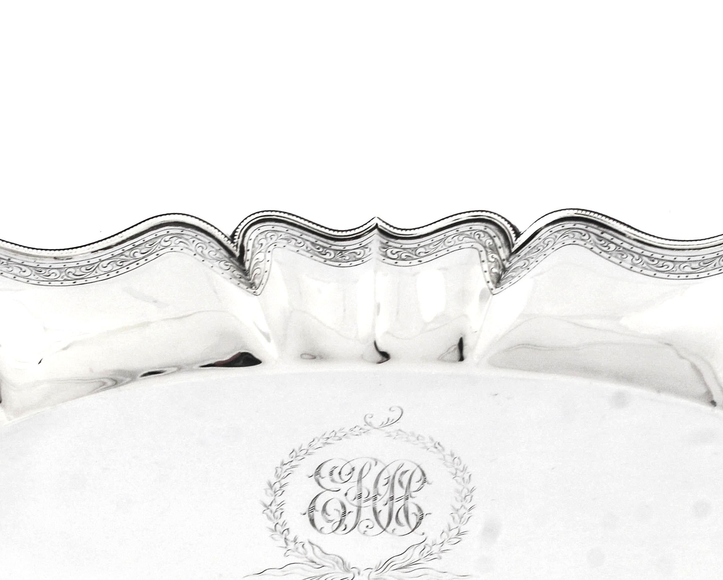 Viene offerto un paniere in argento sterling prodotto dalla Baltimore Silver Company.  Ha un bordo smerlato con incisioni lungo i bordi.  Entrambe le estremità si curvano verso l'alto come se si aprissero.  Il centro è completamente piatto con un
