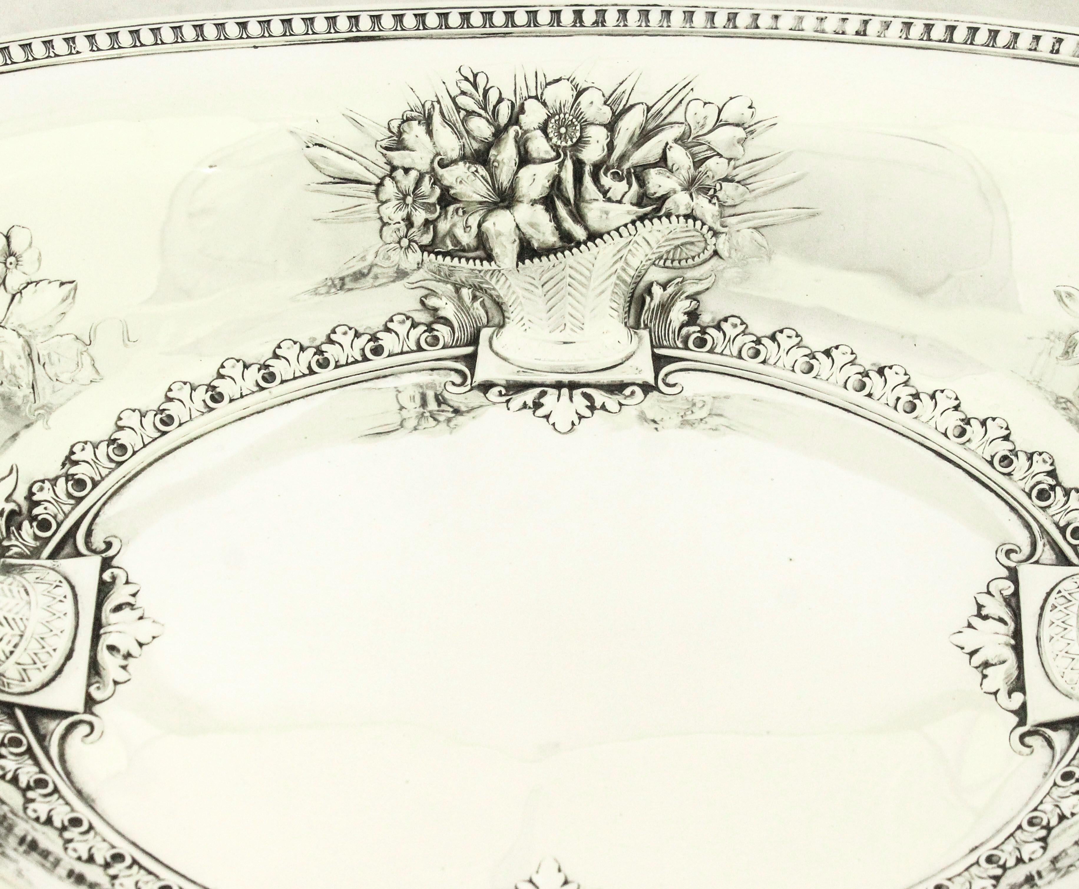Ein außergewöhnlicher Brotkorb aus Sterlingsilber der Whiting Manufacturing Company aus dem Jahr 1909, der die Meisterschaft der Firma in der Herstellung von repoussiertem und ziseliertem Silber während der Edwardianischen Ära zeigt.

Der ovale Korb