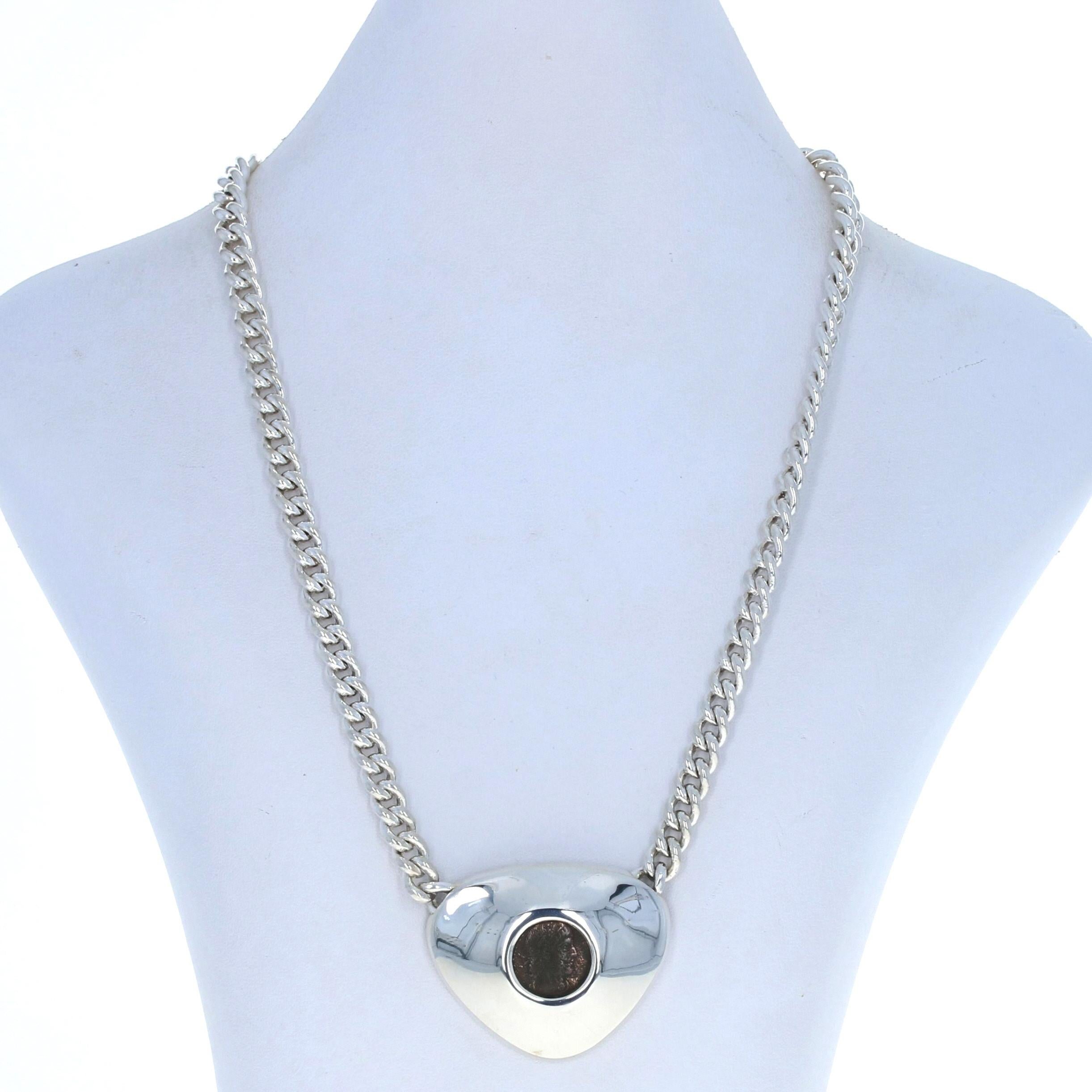 Metall Inhalt: Sterling Silber & Antike Bronze Münze

Stil: Aufgesetzter Anhänger
Stil der Kette: Kandare
Verschluss-Typ: Karabiner-Verschluss

Anhängende Anhänger Messungen
Höhe: 1 7/16