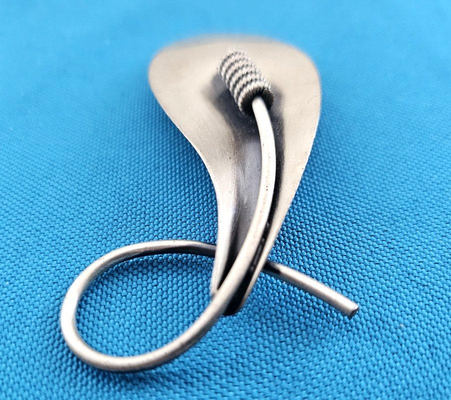 Broche/alfiler de plata de ley, estampado Beau Sterling VENTA POR CIERRE
*****AVISO: NUESTRA TIENDA 1ST DIBS CIERRA A FINALES DE MAYO*****
Este broche con motivo de hoja de Beau Sterling mide unos 5 cm de largo y se curva ligeramente en la parte