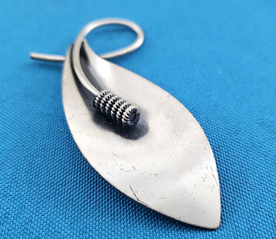 Broche/alfiler de plata de ley, estampado Beau Sterling VENTA POR CIERRE siglo XX en venta