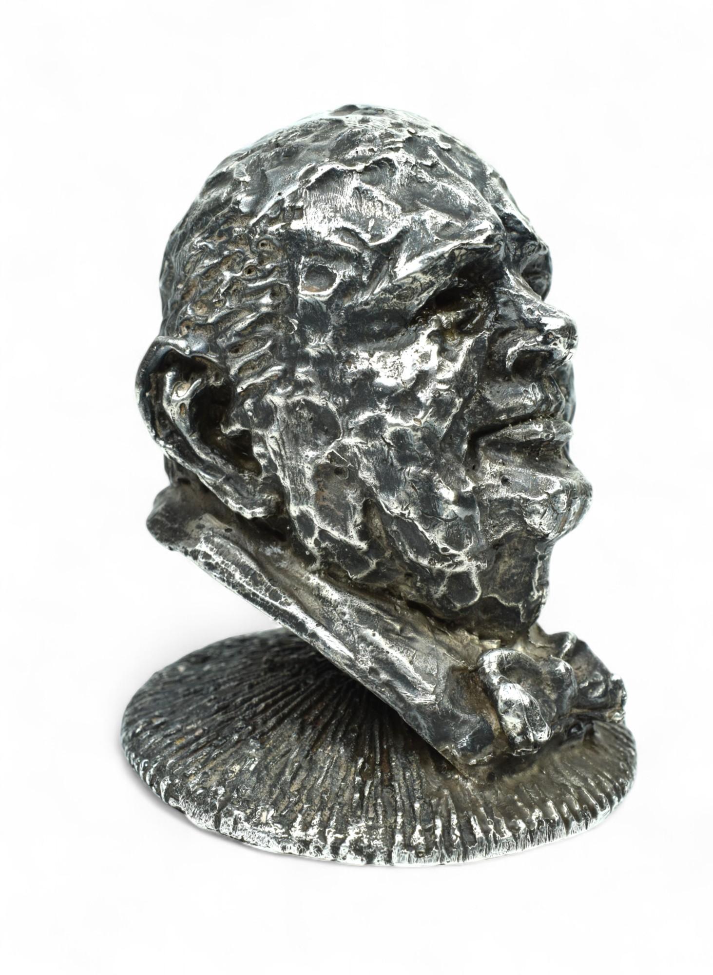 Sterling Silber Büste von Winston Churchill (London, 1969)
MATERIAL: Sterling Silber (.925)
Abmessungen: 7,6 cm (3 Zoll) Höhe × 6,4 cm (2,5 Zoll) Breite
Gewicht: 488 Gramm (ungewichtet)
Herkunft: England
Prüfstelle: London
Datum: