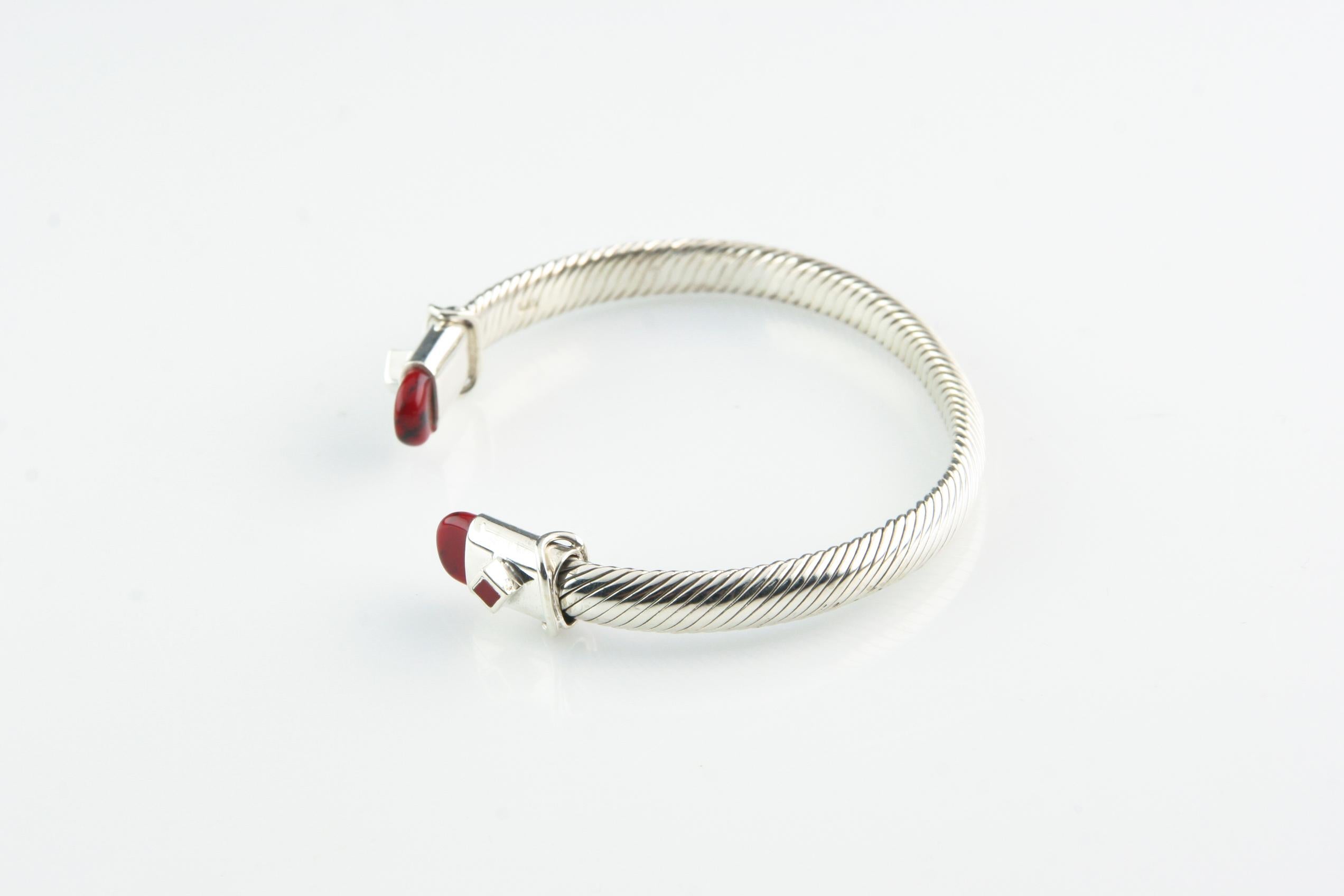 Splendido bracciale a cavo in argento sterling.
Le estremità del bracciale sono ricoperte di pietra sanguigna.
Misura del polso: 7 pollici.
Circonferenza esterna: 8.25 pollici.
Larghezza: 6 mm.
Peso: 28,8 grammi.
Un regalo fantastico per la persona