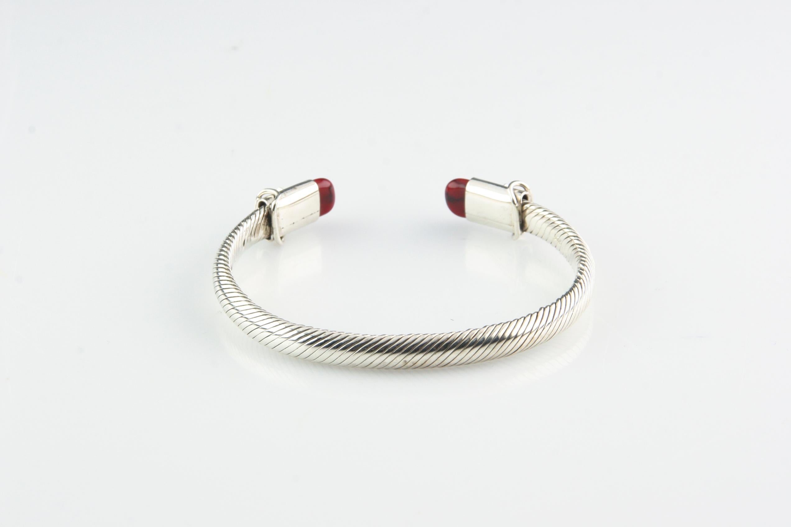 Moderno Bracciale a cavo in argento 925 con accenti di pietra sanguigna, misura 7 in vendita