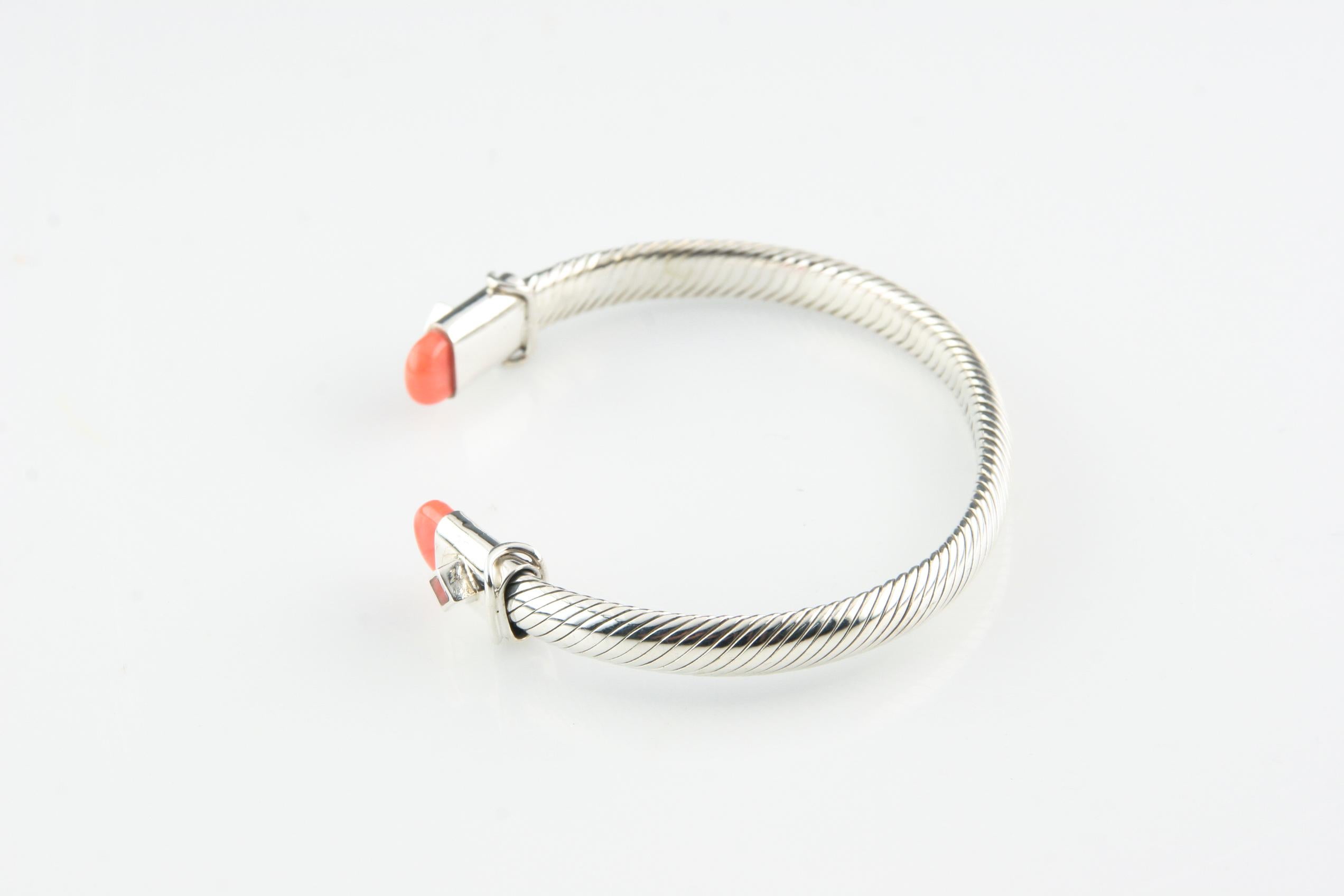 Gorgeous sterling silver cable cuff bracelet.
Ends of the bracelet are capped in coral.
Wrist Fit: 7 inches.
Outer Circumference: 8.25 inches.
Weight: 29.2 grams.
Amazing gift for your loved one!