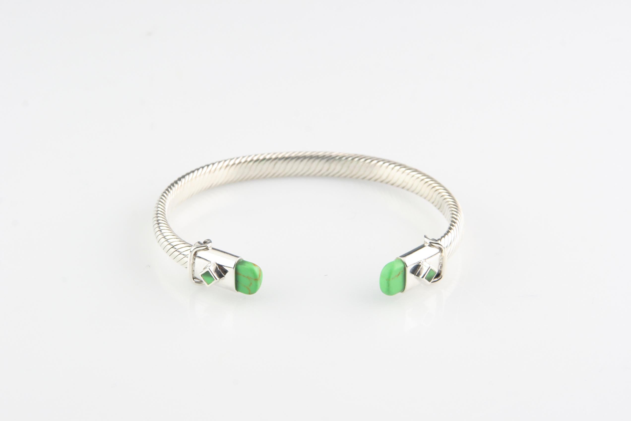 Sterling Silver Cable Cuff Bracelet with Green Accents, Size 7 In Good Condition For Sale In Van Nuys, CA