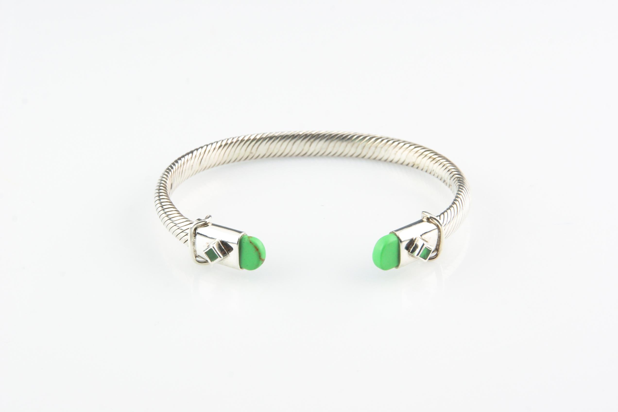 Sterling Silver Cable Cuff Bracelet with Green Accents, Size 7 In Good Condition For Sale In Van Nuys, CA