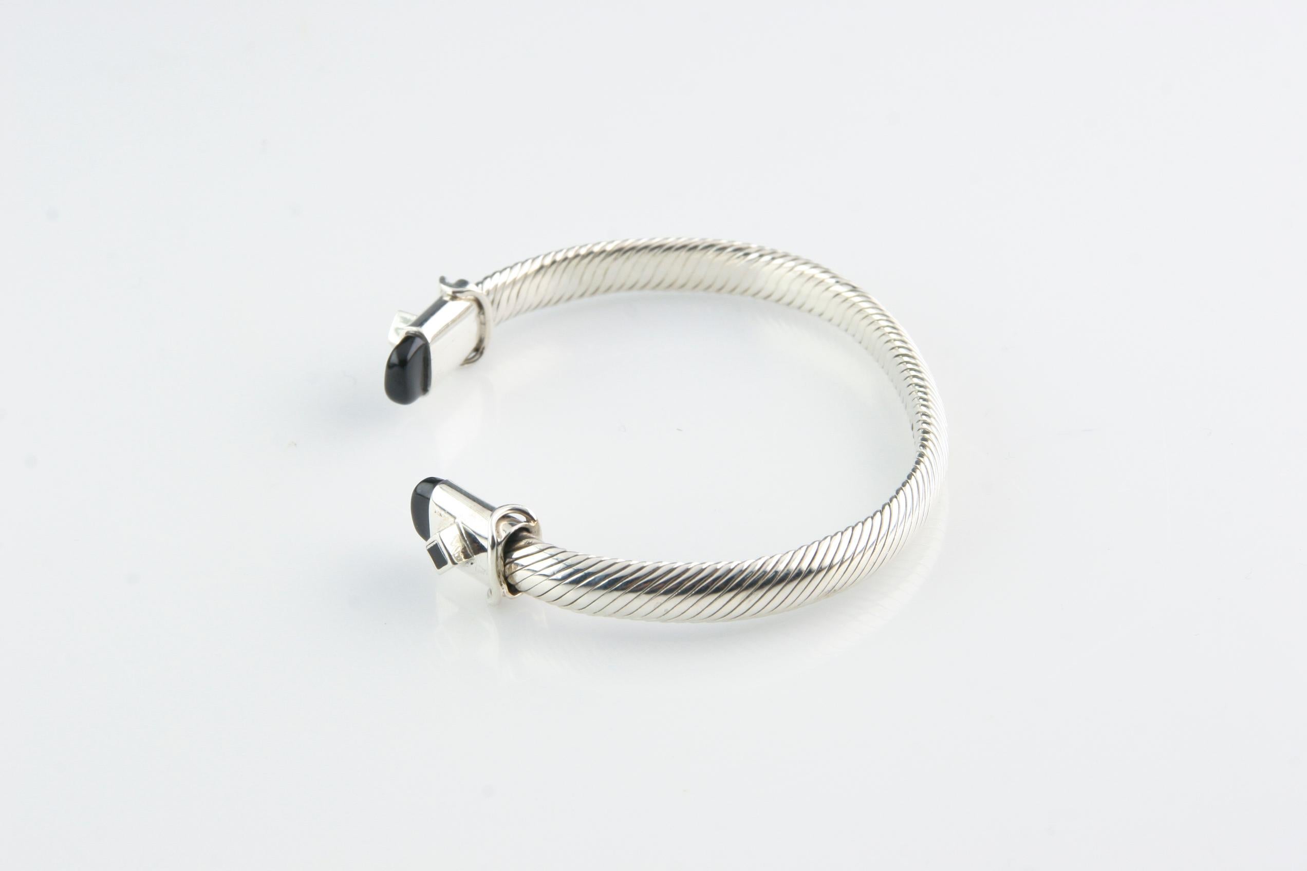 Splendido bracciale a cavo in argento sterling.
Le estremità del braccialetto sono chiuse da un'onice.
Misura del polso: 7 pollici.
Circonferenza esterna: 8.25 pollici.
Larghezza: 6 mm.
Peso: 28,6 grammi.
Un regalo fantastico per la persona amata!