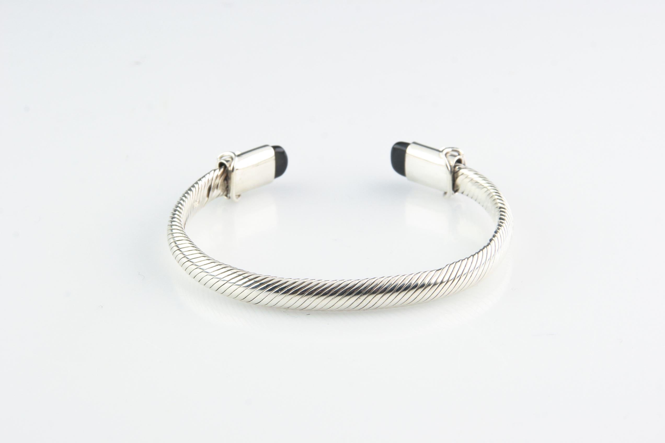 Moderno Bracciale a cavo in argento 925 con accenti di onice, misura 7 in vendita