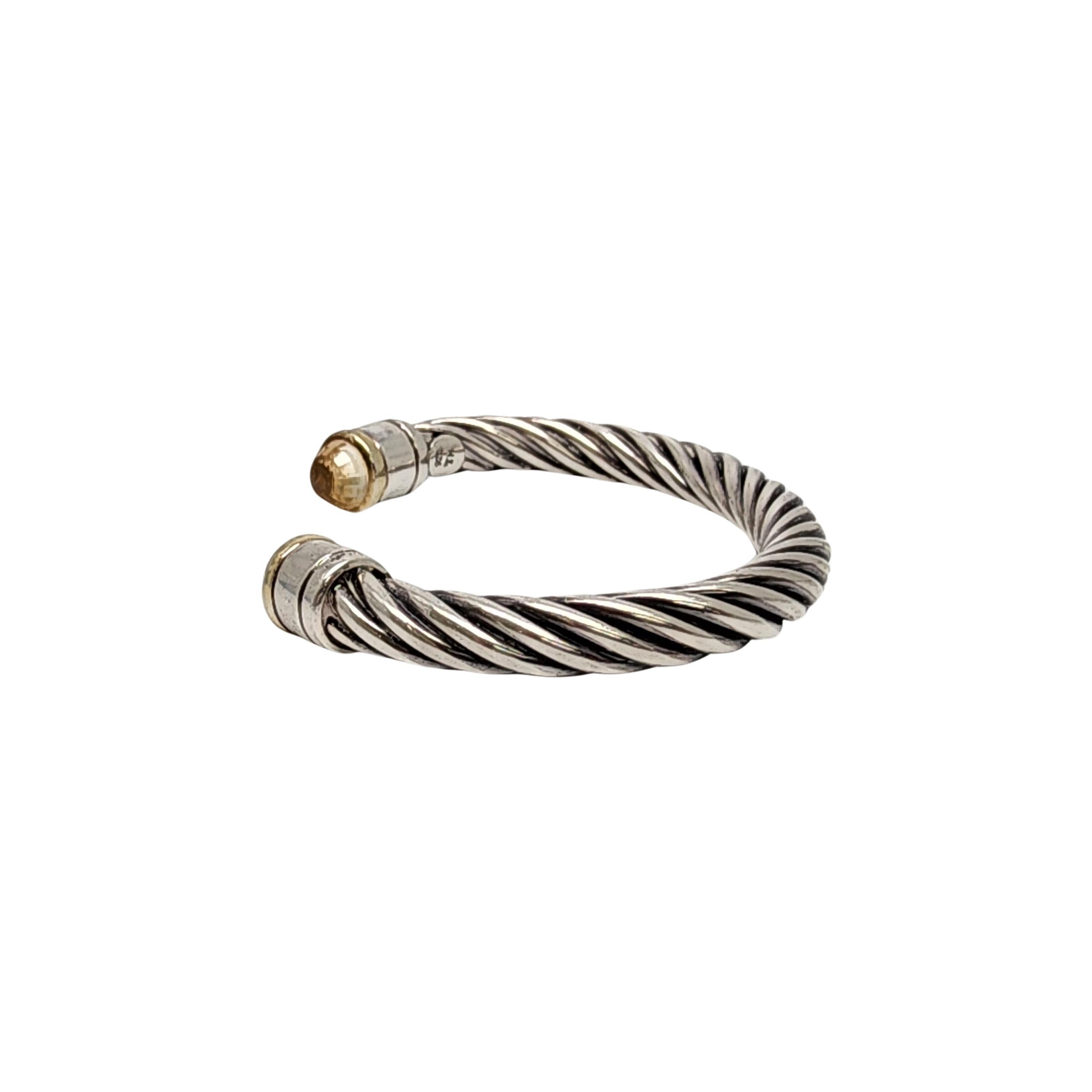 Sterling Silber Kabel Twist gelbes Glas Manschette Armband.

Klassisches Kabel-Design aus Sterlingsilber mit gelben Endkappen aus geschliffenem Glas.

Wiegt ca. 22,2g, 14,3dwt

Maßnahmen ca. 6 