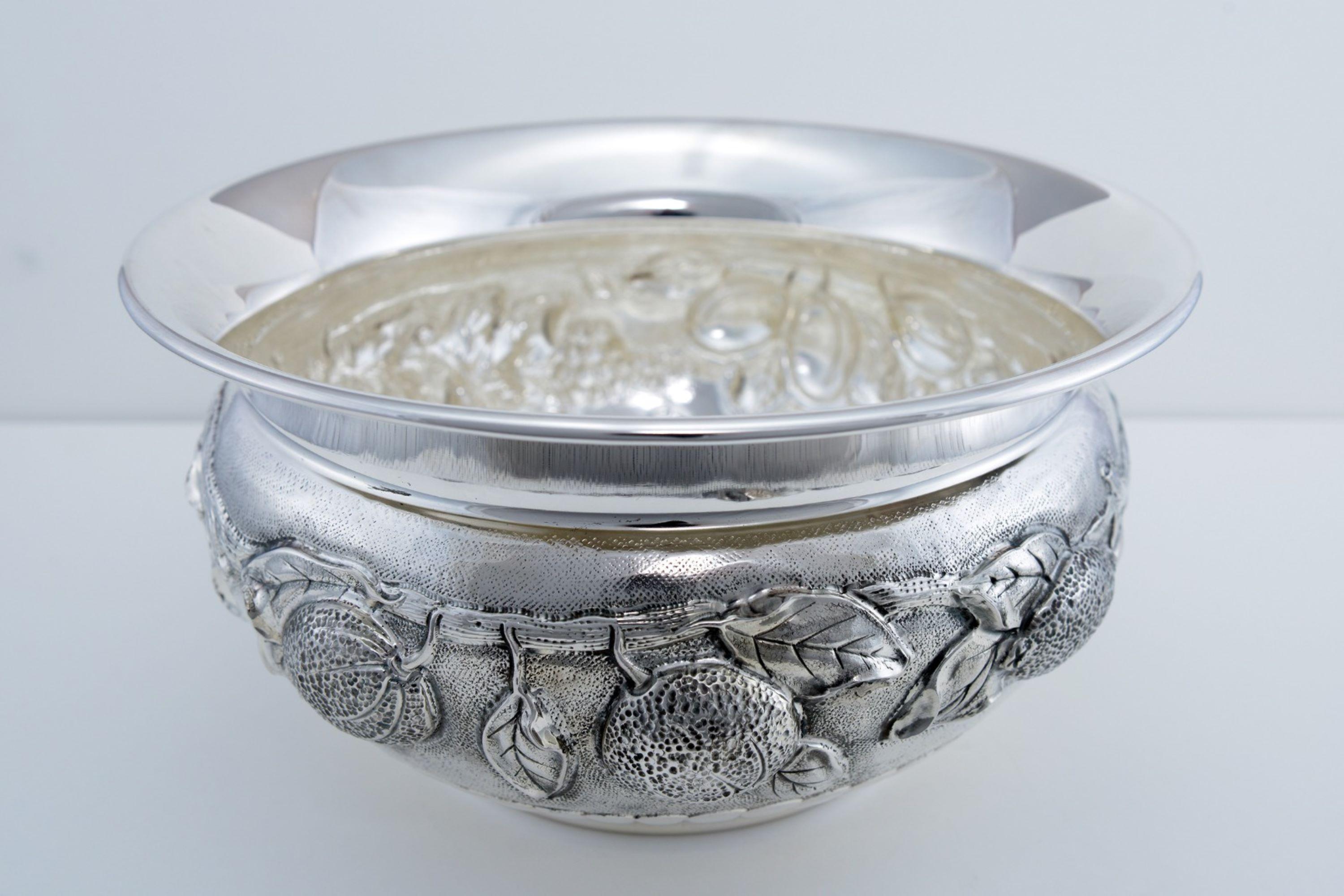 This sterling silver cachepot has been manufactured by a well-known silversmith in Florence, Italy. It represents a fruit chain which perfectly meets the Italian style. 