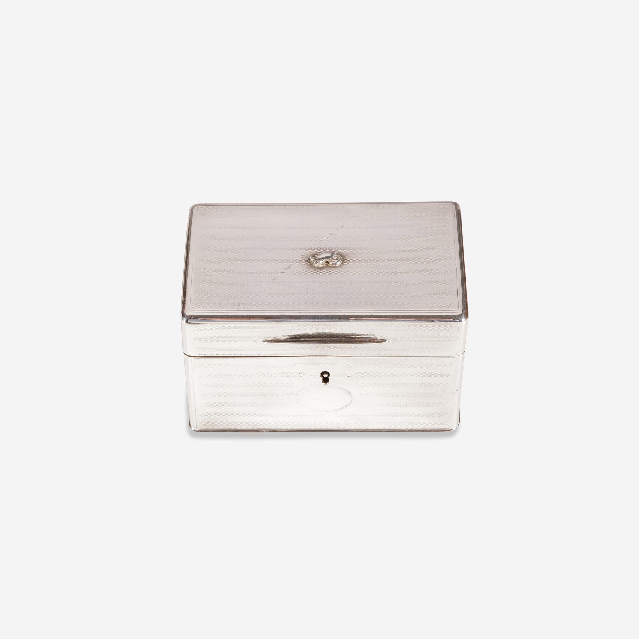 Small casket / caddy, England, London 1820, 925/- sterling silver, rectangular shape with grooved decoration on the body, relief decoration with a small crab on the lid.

Height 6.5 cm, width 9.5 cm, depth 6.5 cm