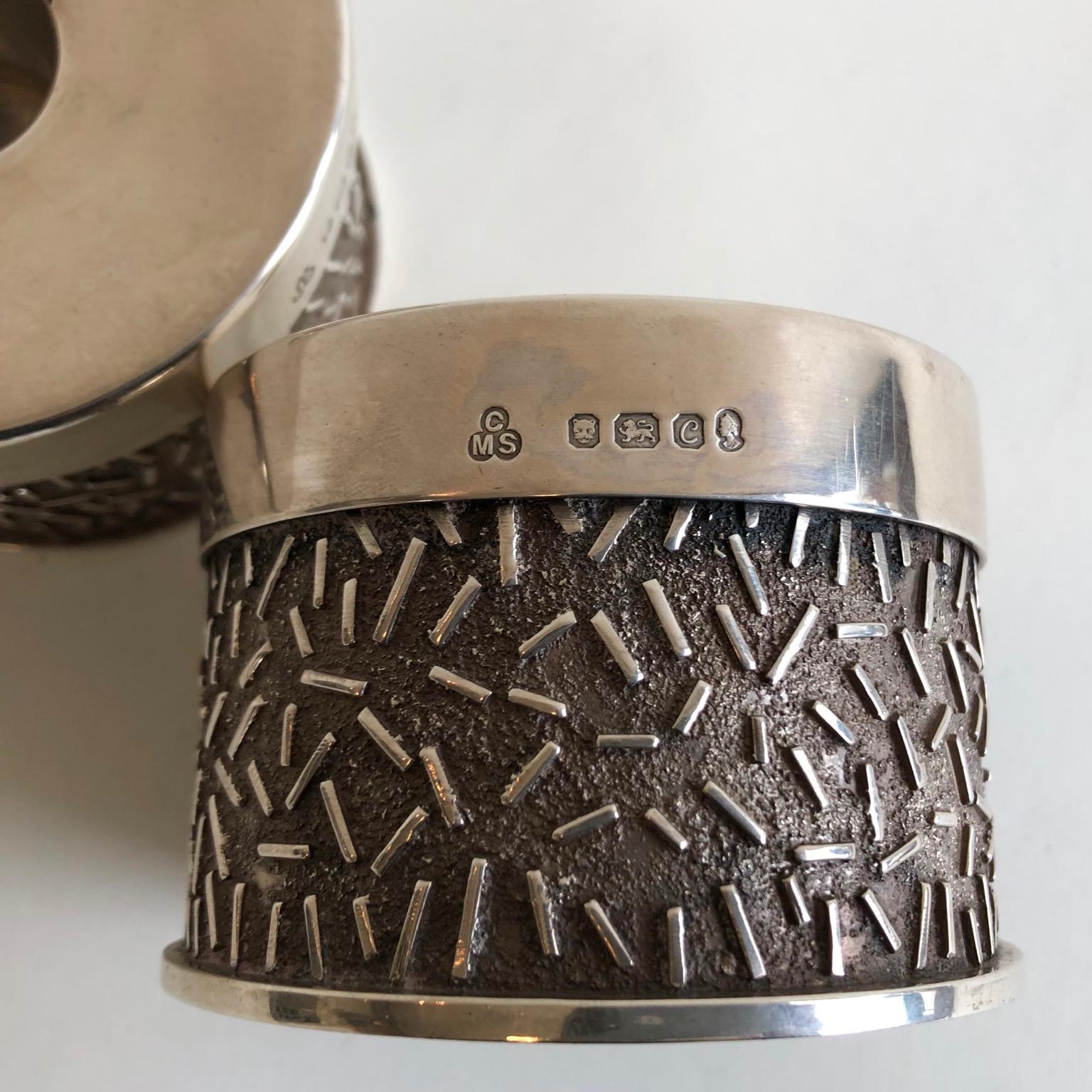 Inglese coppia di portacandele modernisti in argento sterling degli anni '70, Londra 1977, firmati in vendita