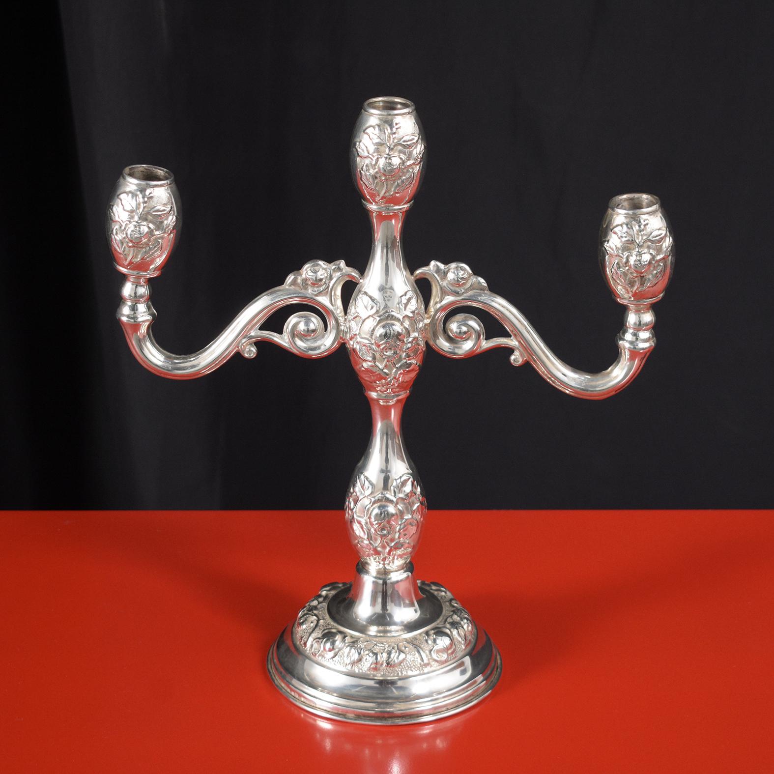 Dieser außergewöhnliche Kerzenhalter ist in sehr gutem Zustand und wunderschön aus Sterlingsilber gefertigt. Das Stück verfügt über drei Arme mit schönen Details, die frisch gereinigt und poliert sind und eine einzigartige Patina entwickeln.