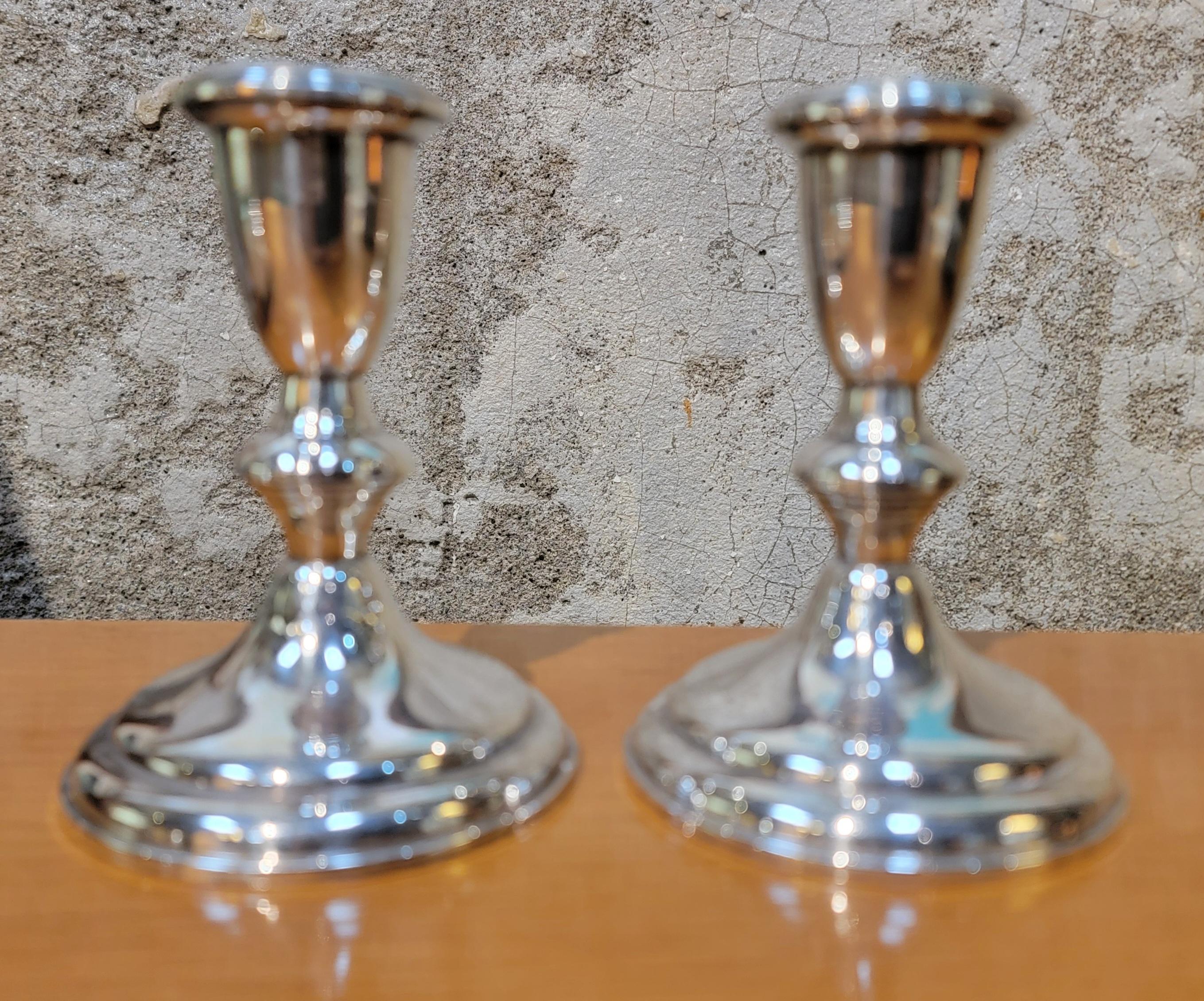Un par de candelabros de plata esterlina de Reed & Barton. Plata de ley marcada. Excelente estado original.

4,38 pulgadas de alto.
3,25 pulgadas de diámetro.