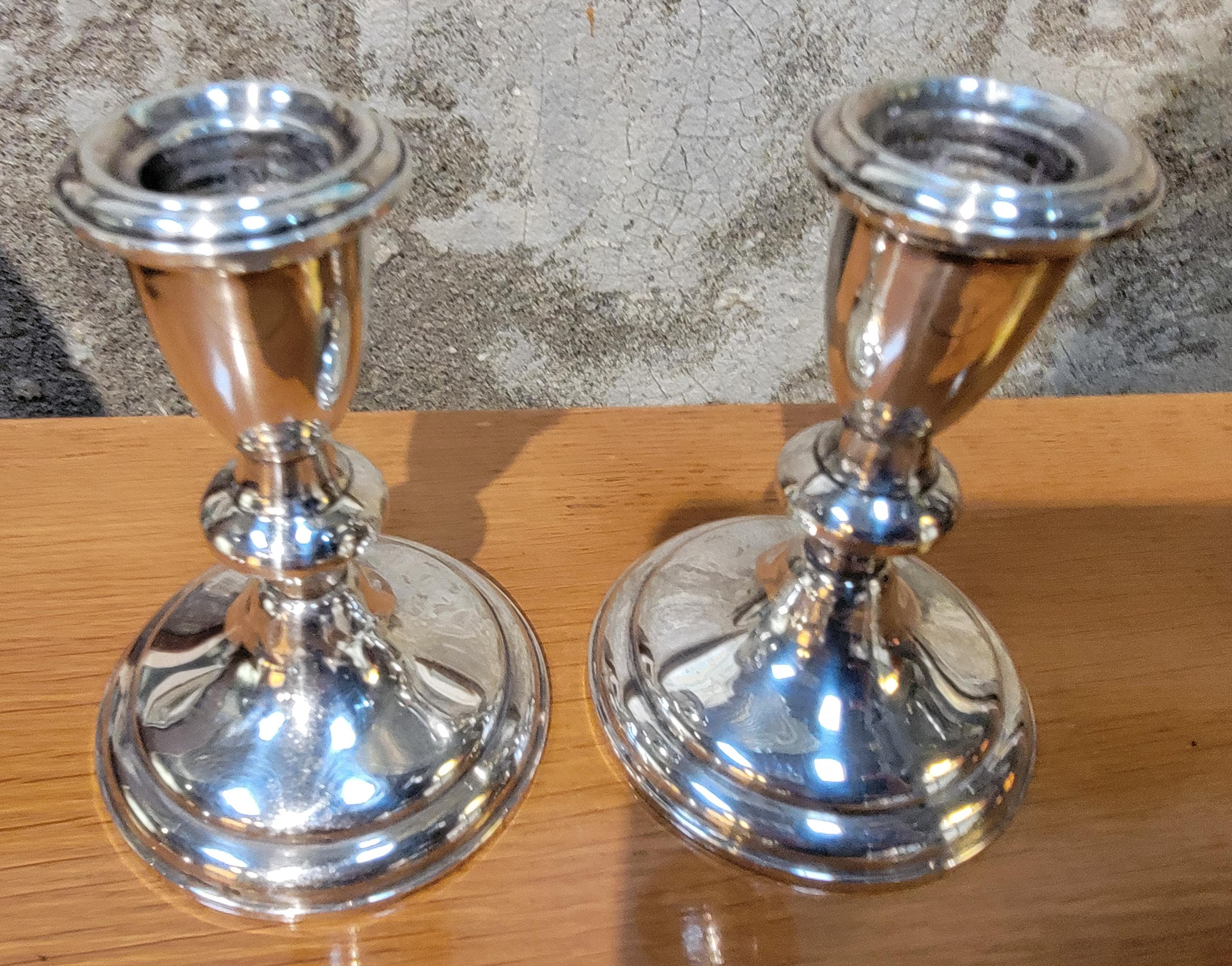 Candelabros de plata de ley de Reed & Barton Un par colonial estadounidense en venta