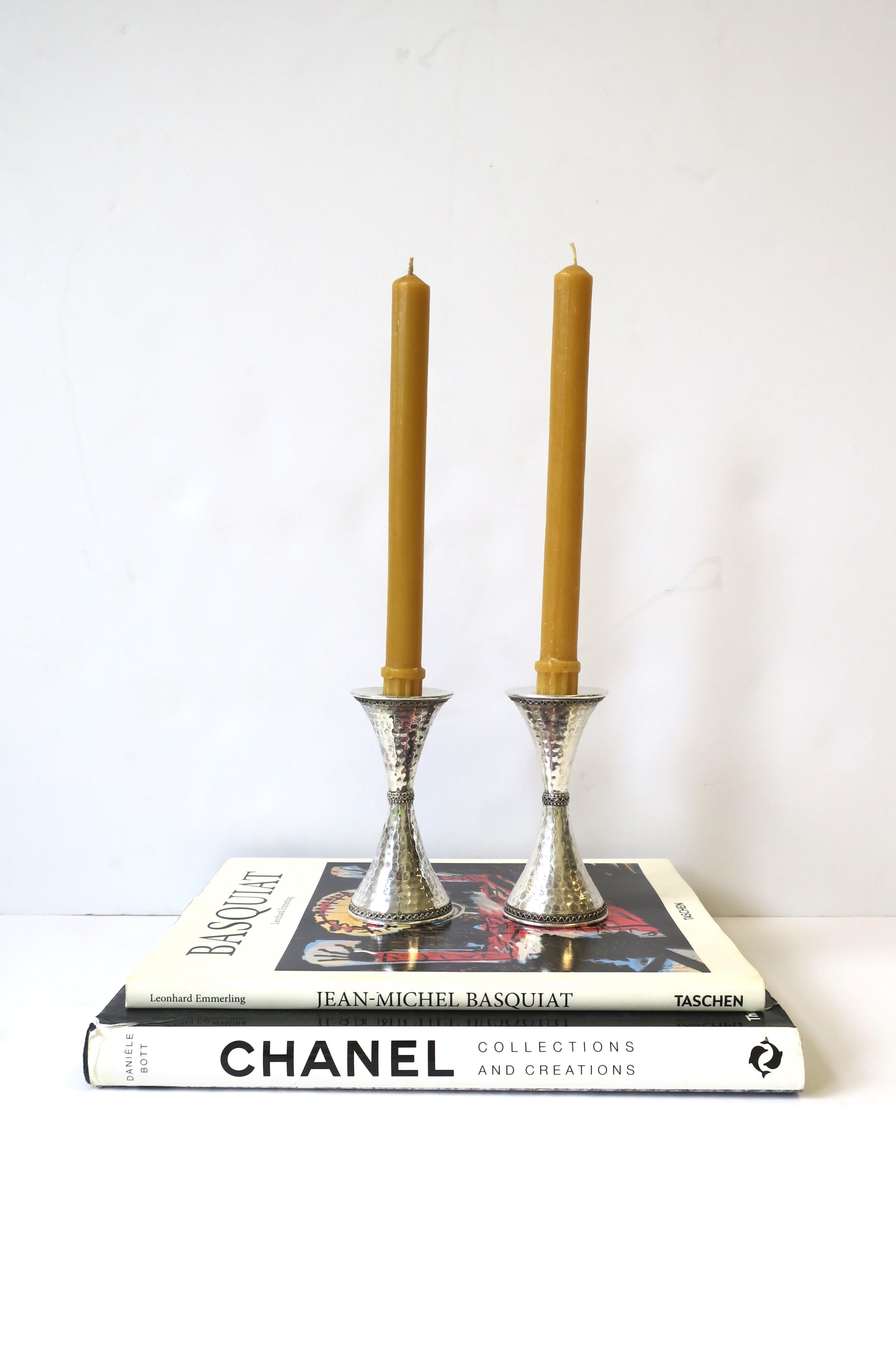 20ième siècle Bougeoirs en argent sterling Forme de sablier Design Hammer, paire en vente