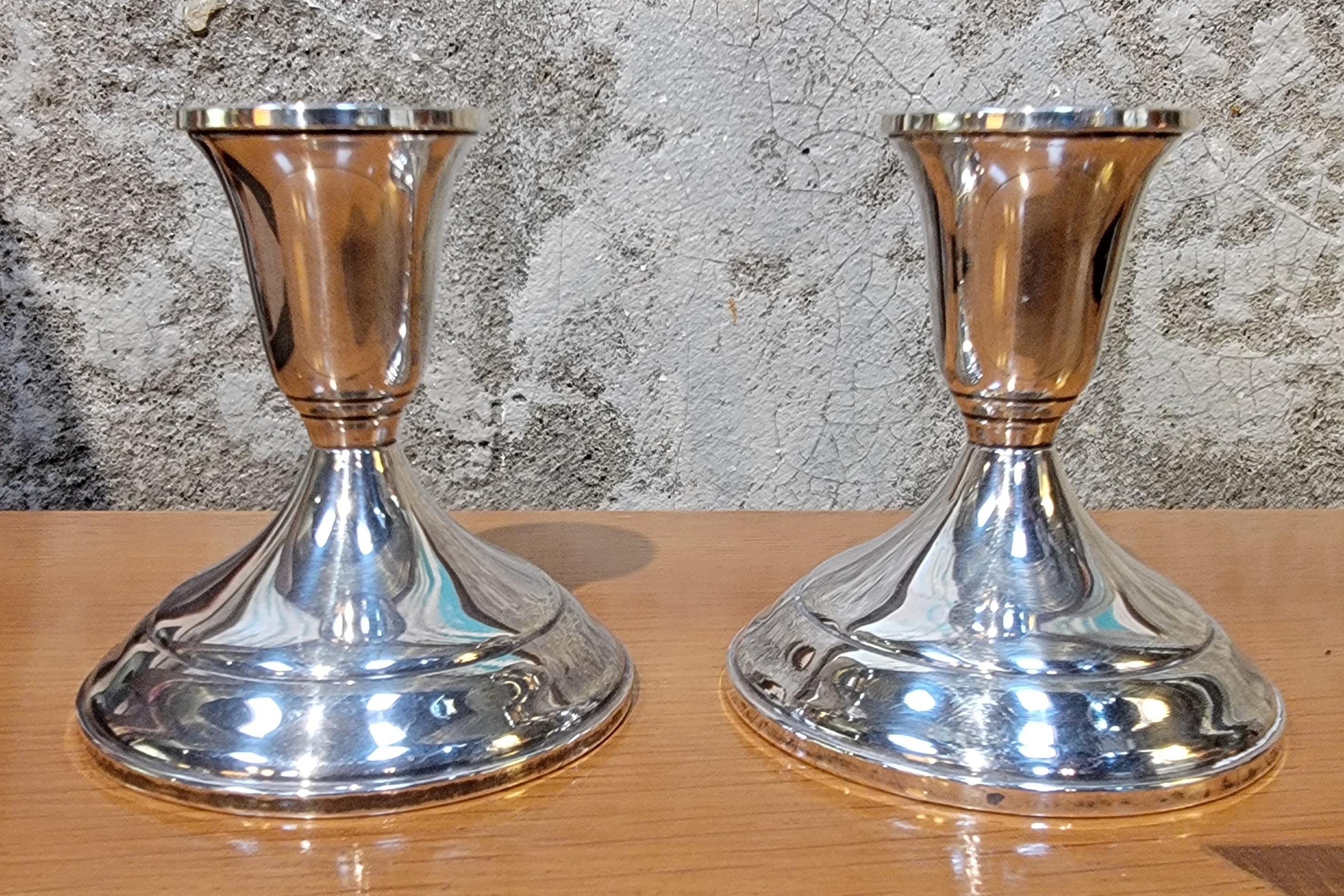 Un par de candelabros de plata de ley de Towle Silversmiths. Mediados del siglo XX.  Estampado Towle. Ponderado. Excelente estado original.

3,75 pulgadas de alto.
3,63 pulgadas de diámetro.

