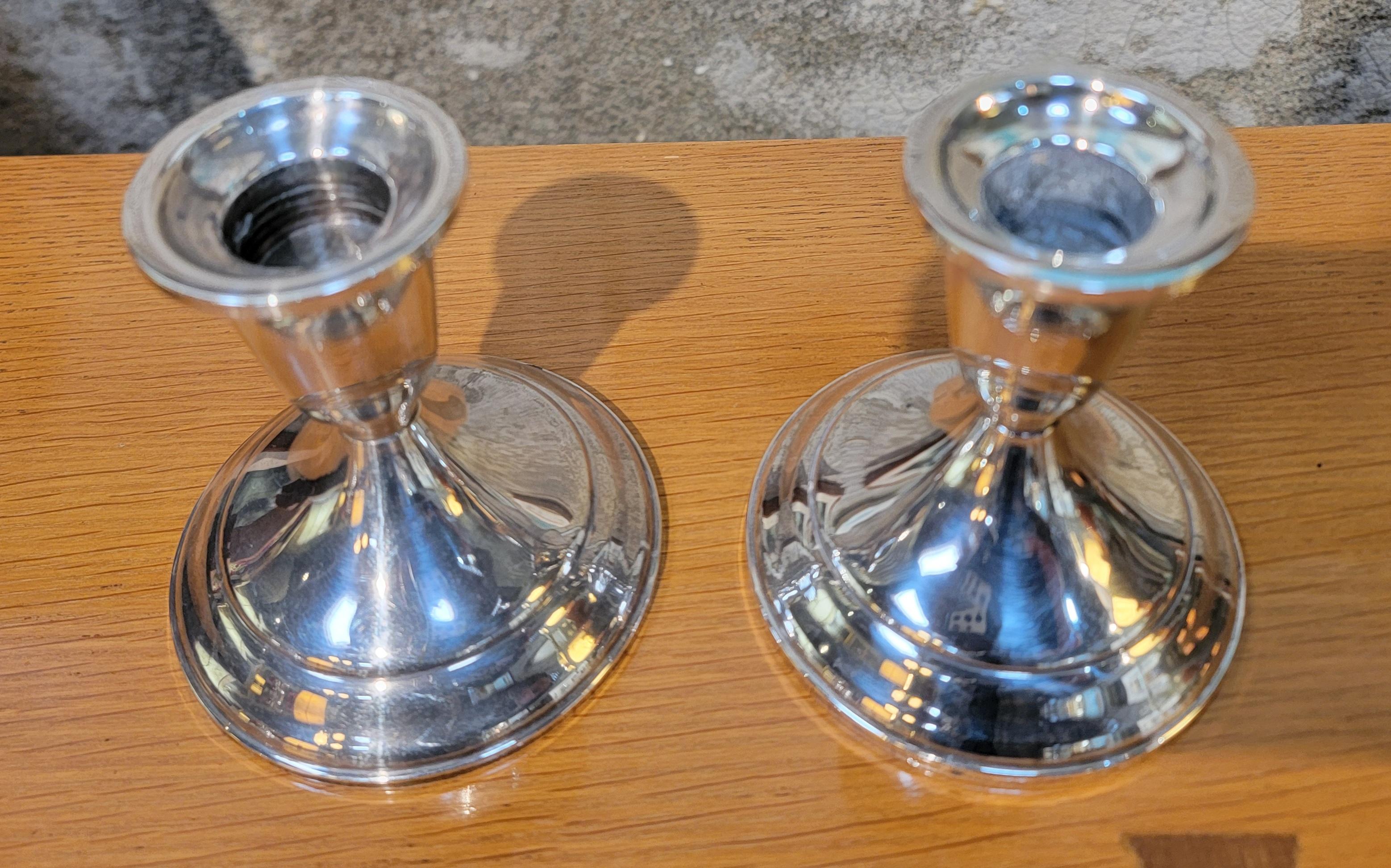Candeleros de plata de ley de Towle Un par colonial estadounidense en venta
