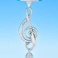 Par de candeleros de plata de ley antigua con diseño de clave de sol de interés musical