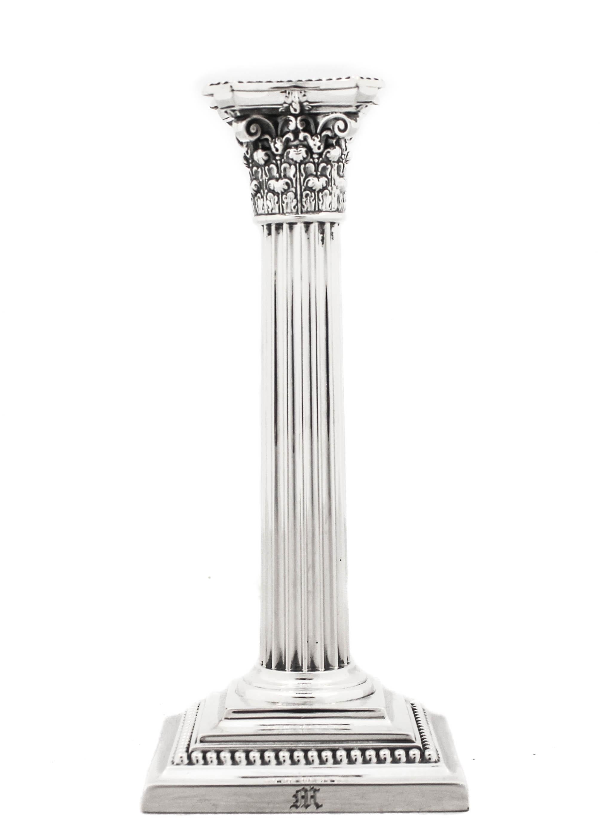 Nous vous proposons une paire de chandeliers en argent sterling de Gorham Silversmiths de Providence, Rhode Island.  Elles sont poinçonnées 1913 (cent onze ans).  Il s'agit de colonnes corinthiennes dont la base et la bobèche sont ornées d'un motif
