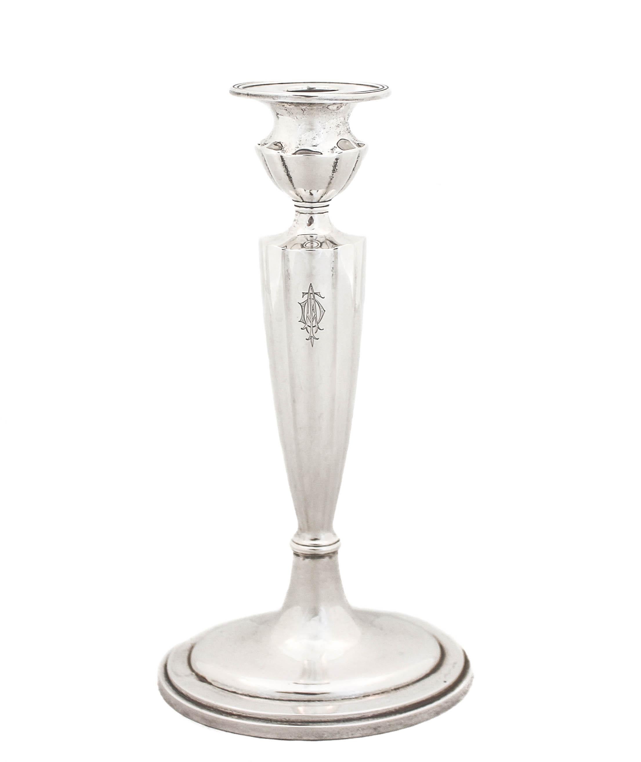 Se ofrece un par de candelabros de plata de ley con el diseño 