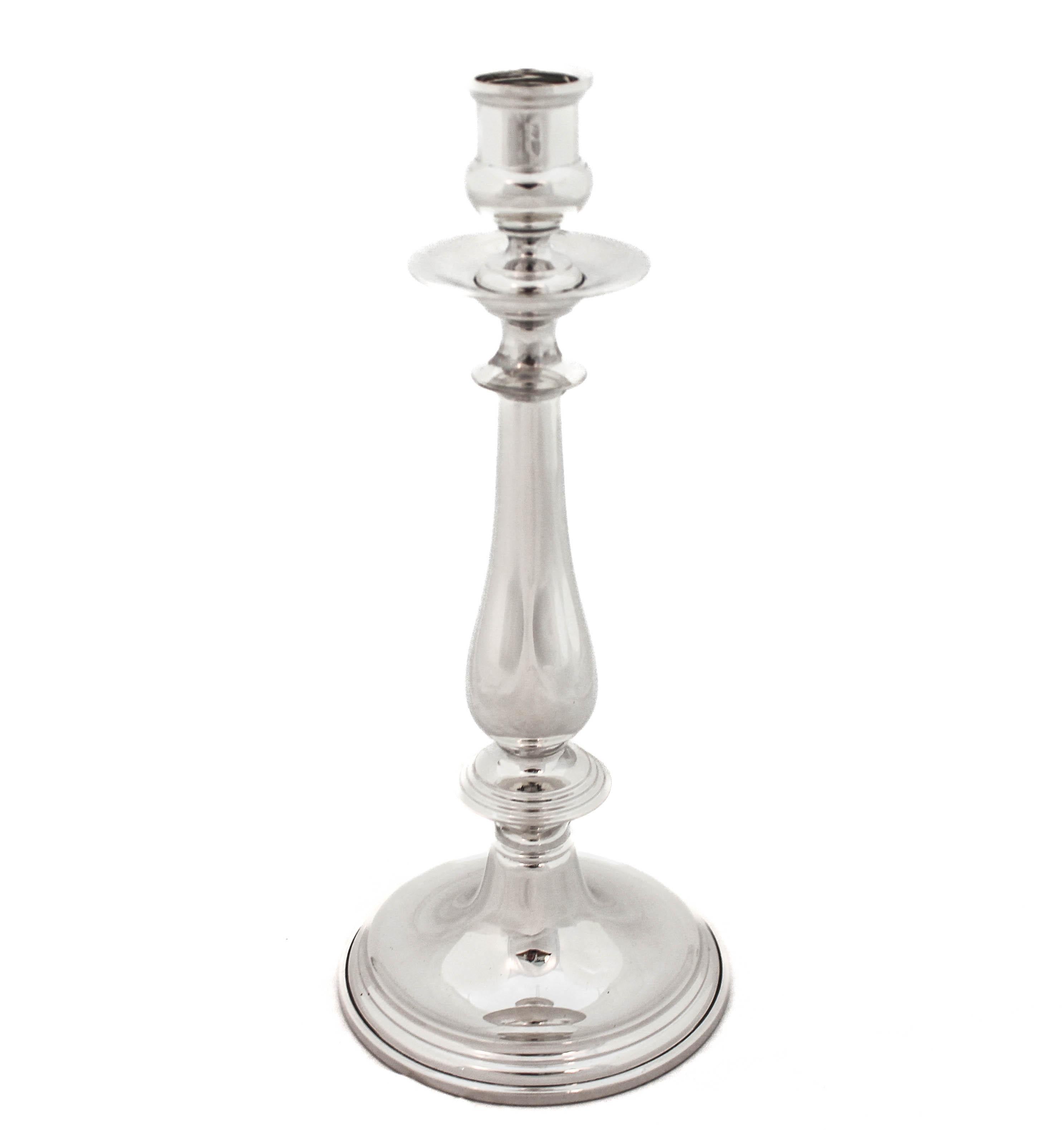 Nous vous proposons une paire de chandeliers en argent sterling de Gorham Silversmiths de Providence, Rhode Island. Conçus et fabriqués au plus fort de la Seconde Guerre mondiale, ils présentent un design simple, sans ornementation.  Pendant la