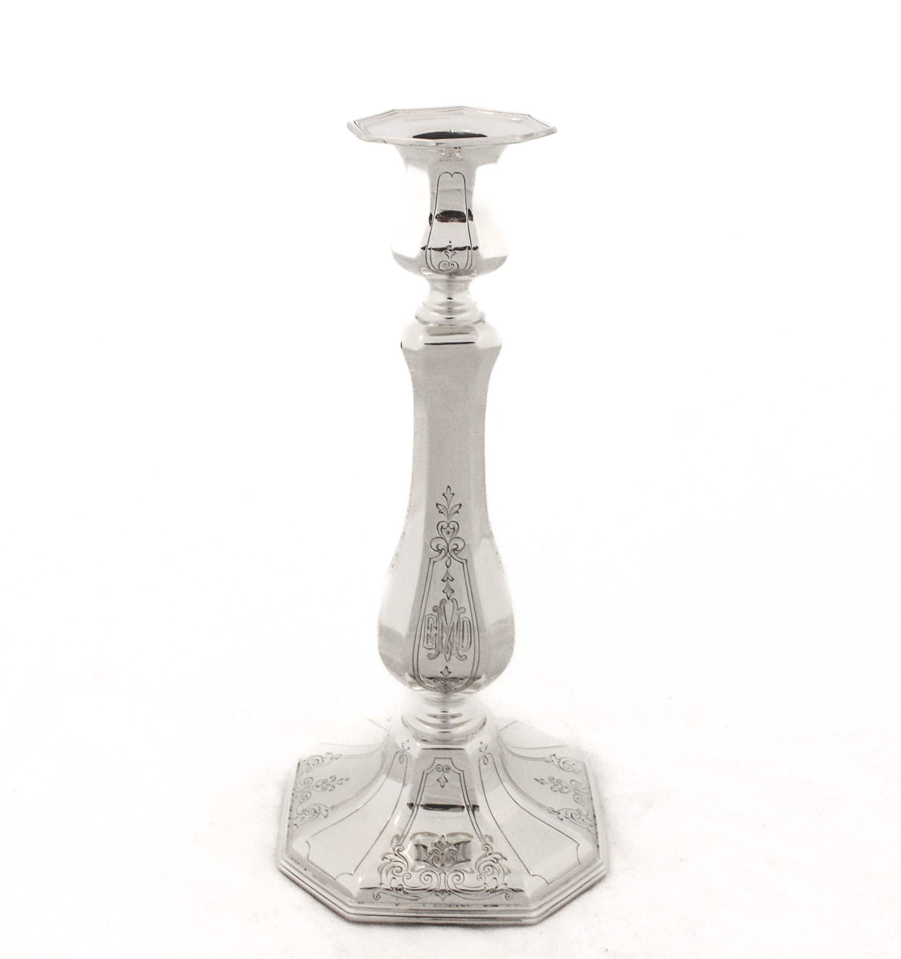 Viene offerta una coppia di candelieri in argento sterling di Reed & Barton.  Hanno una forma sfaccettata, a differenza dei soliti tondi.  La base, il corpo e la parte superiore sono impreziositi da bellissime incisioni.  Nota che la bobeche ha una