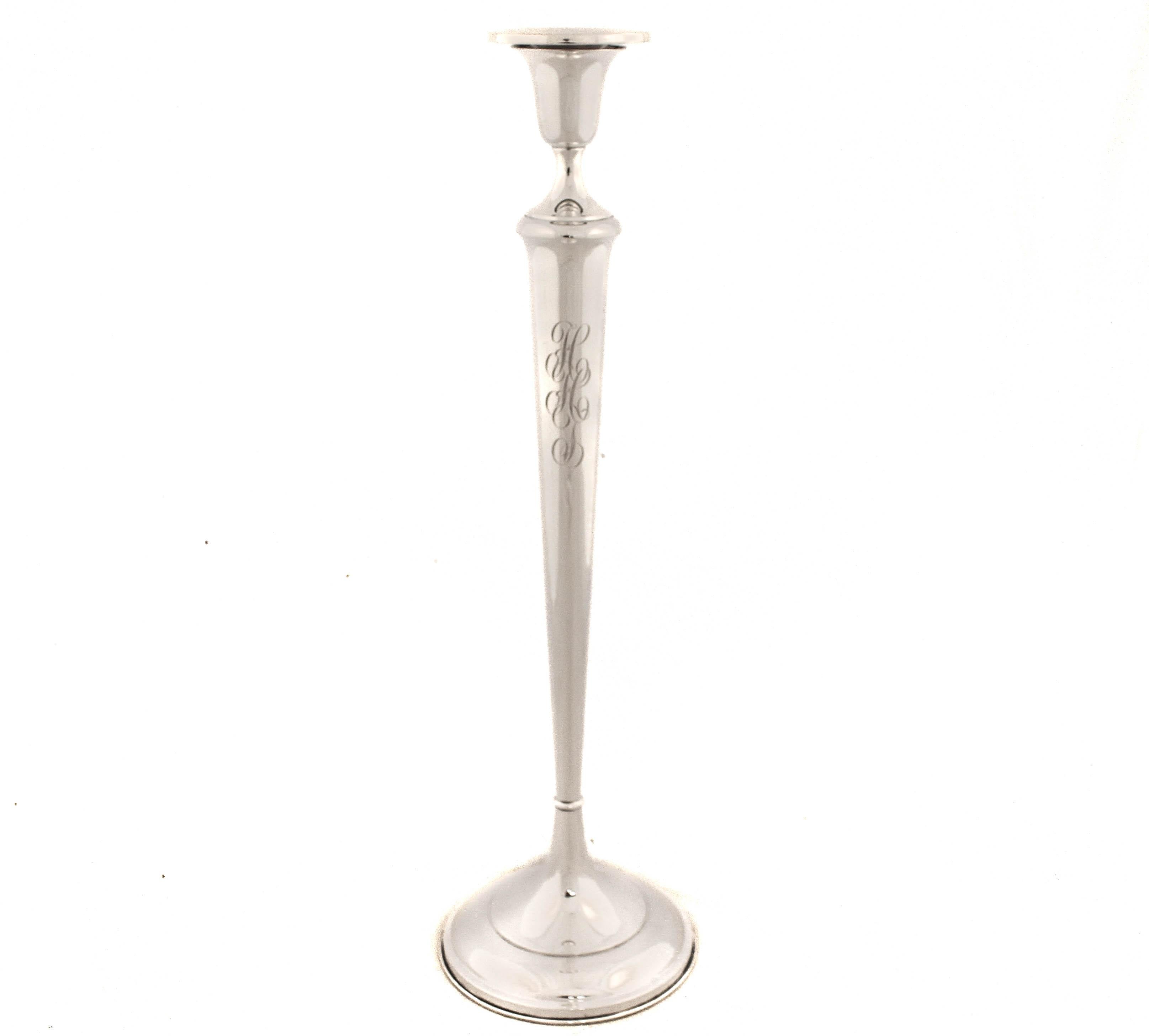 Viene offerta una coppia di candelabri in argento sterling eccezionalmente alti.  Sono eleganti, senza incisioni o disegni decorativi, ma hanno una presenza regale grazie alle loro dimensioni e alla loro forma.  In un tavolo da pranzo molto lungo o