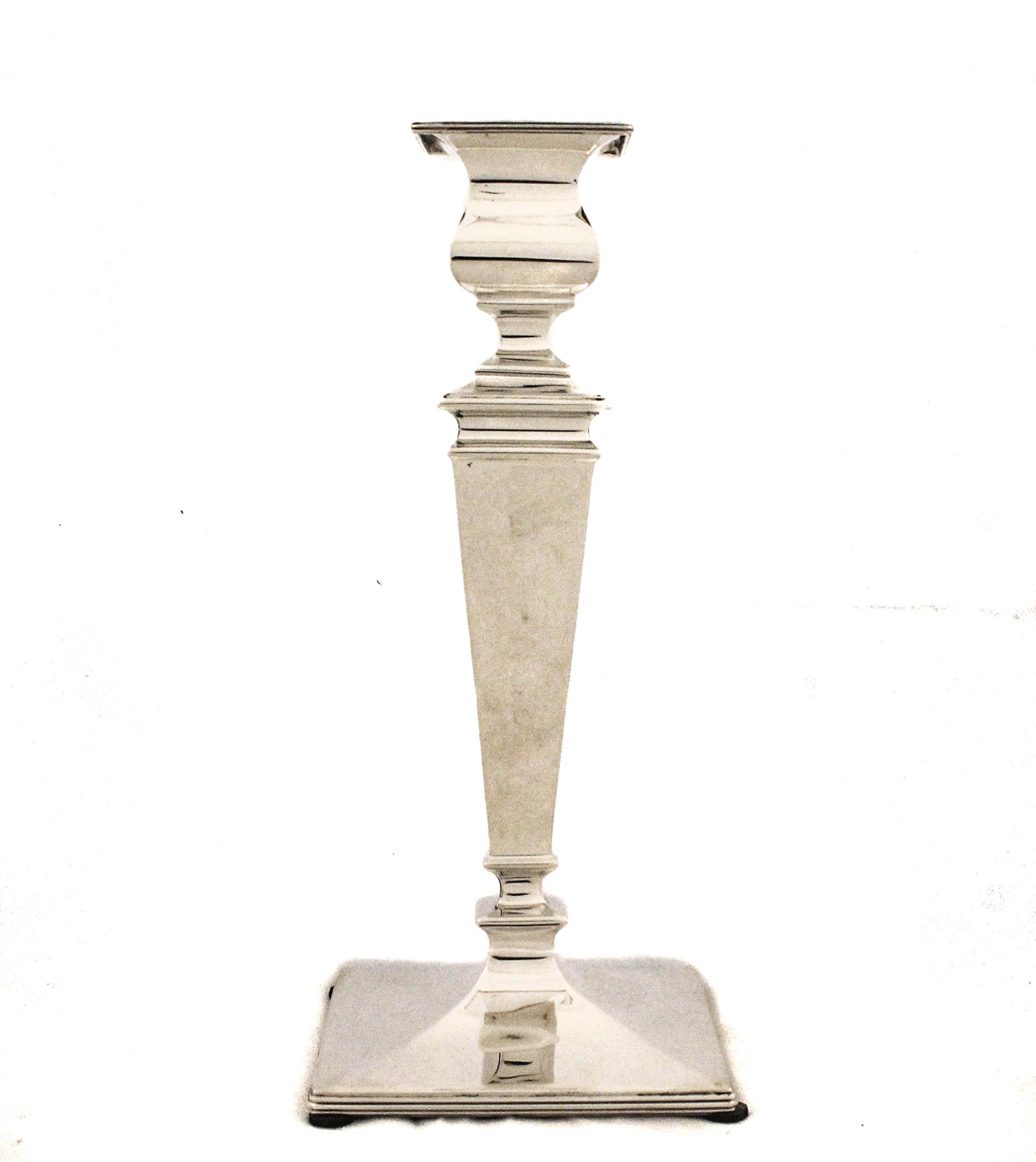 Un'impressionante coppia di candelieri in argento sterling da 10 pollici della Roger Williams Silver Company, progettati con un'eleganza geometrica che incarna la raffinatezza moderna. Ogni candeliere presenta una base quadrata ben definita e una