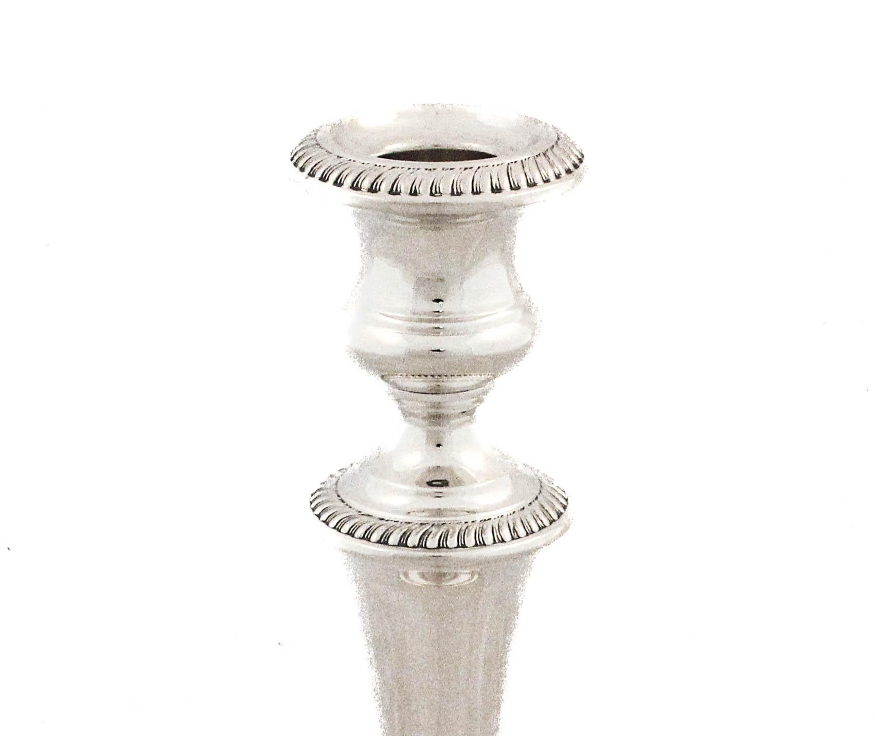 Una raffinata coppia di candelieri in argento sterling realizzati da Gorham Silversmiths, alti ben 11 pollici. Questi pezzi eleganti sono caratterizzati da una silhouette minimalista che enfatizza le linee pulite e la forma senza tempo. L'unico