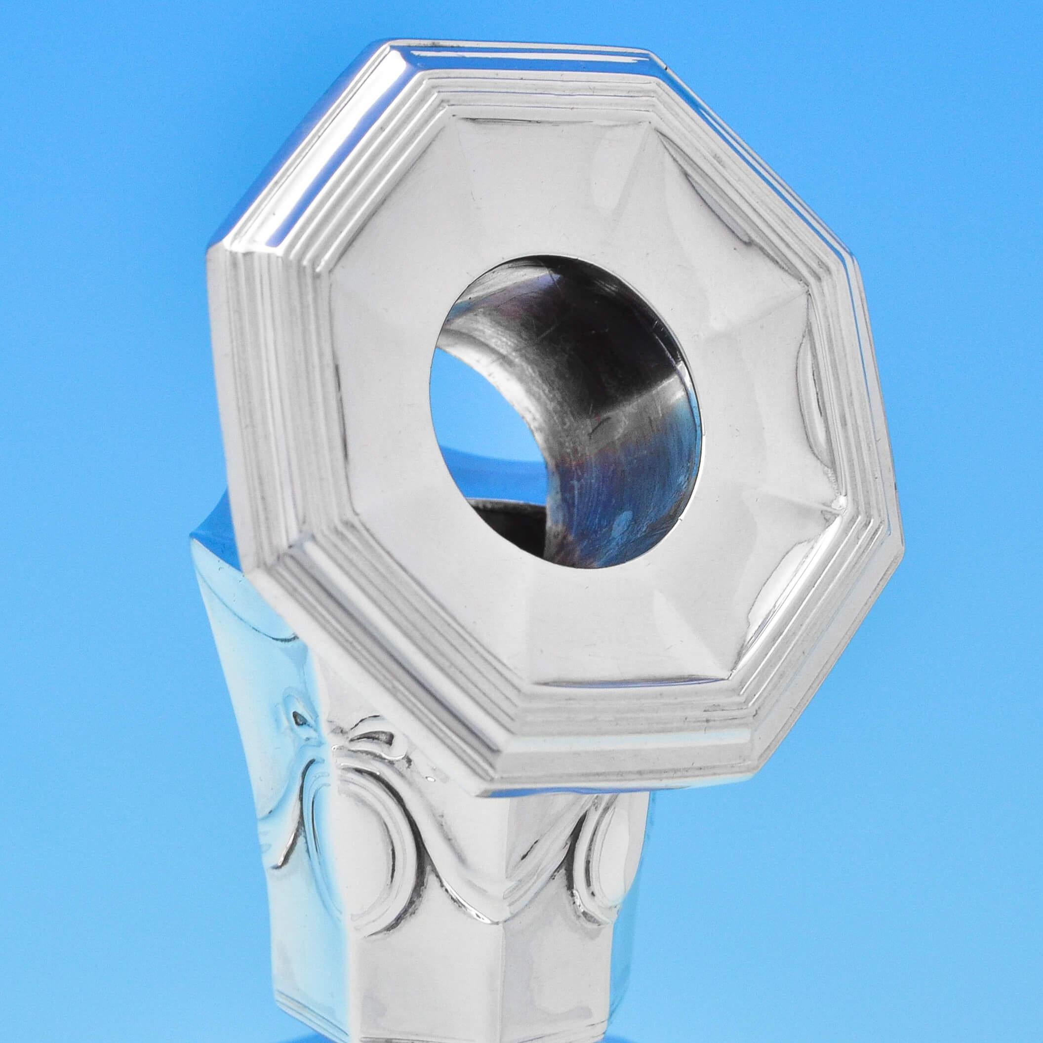 Par de candeleros de plata de ley antigua con diseño de clave de sol de interés musical Renacimiento neoclásico en venta