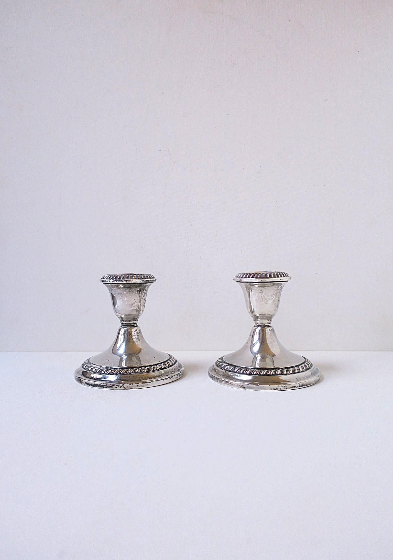 Coppia di portacandele in argento sterling, Gorham Silversmiths, circa metà del XX secolo, America. Classici portacandele in argento sterling; una coppia ideale per molte cene o altri ambienti, etc. Da e documentato 'Gorham', 'Sterling', sul fondo