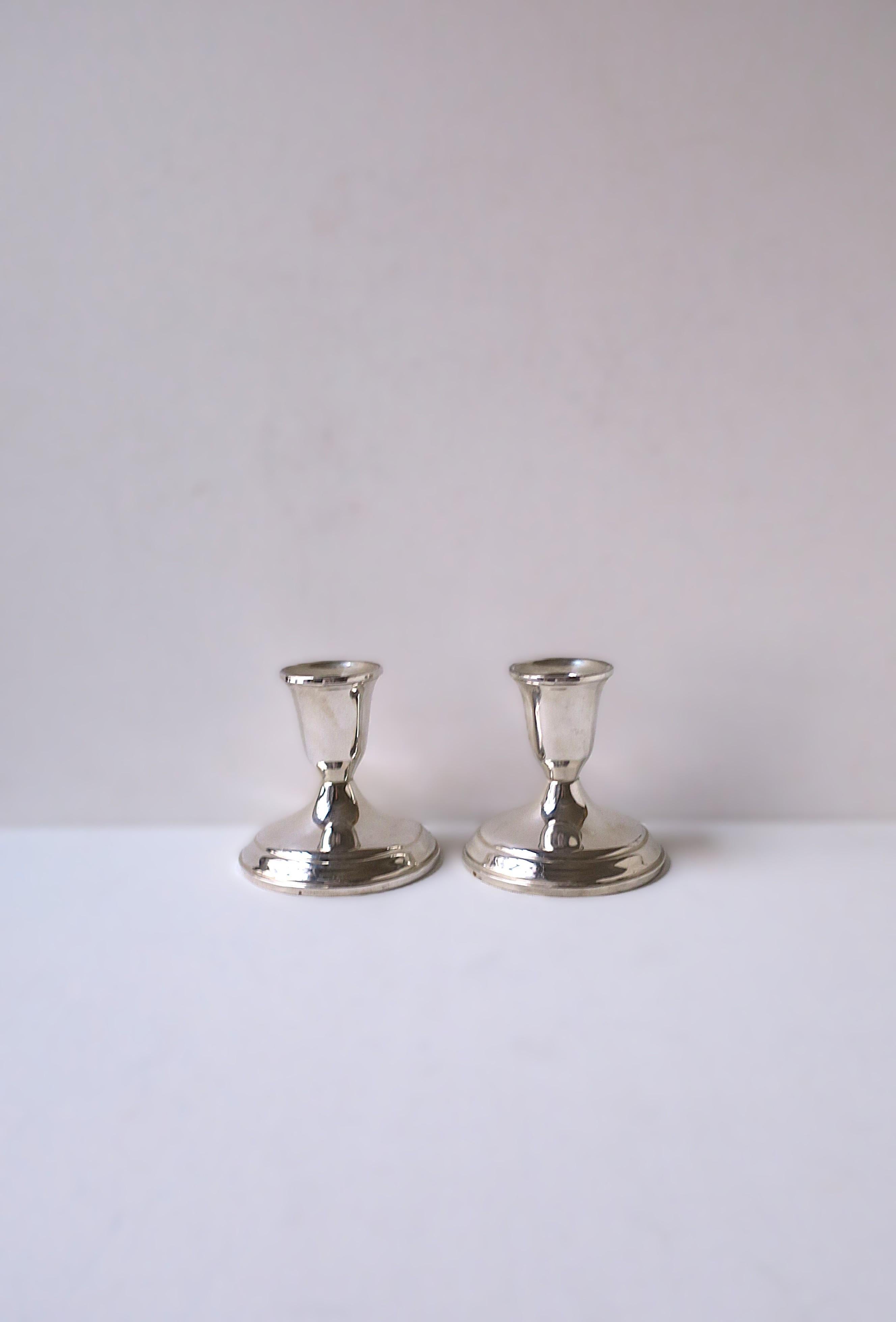 Una bella coppia versatile di portacandele in argento sterling di Towle Silversmiths, circa metà o fine del XX secolo, America. Un set elegante per qualsiasi tavolo da pranzo, camino, credenza, ecc. Marchio del produttore: 'Towel', marchio