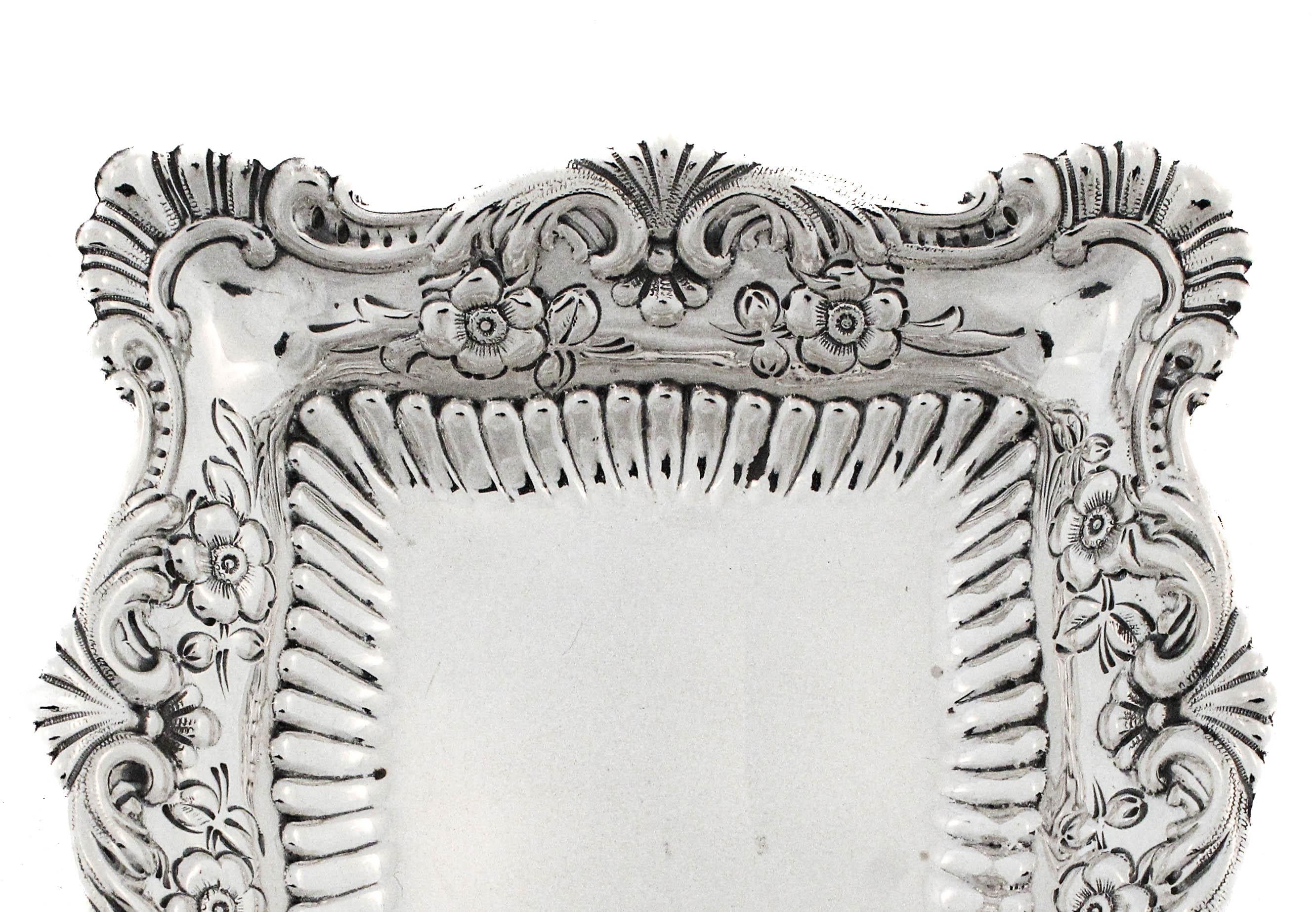 Un charmant plat à bonbons en argent sterling finement travaillé par Whiting Manufacturing Company, mesurant 5 pouces par 5 pouces dans une forme carrée classique. Cette pièce élégante met en valeur le mélange distinctif de l'art et de l'artisanat