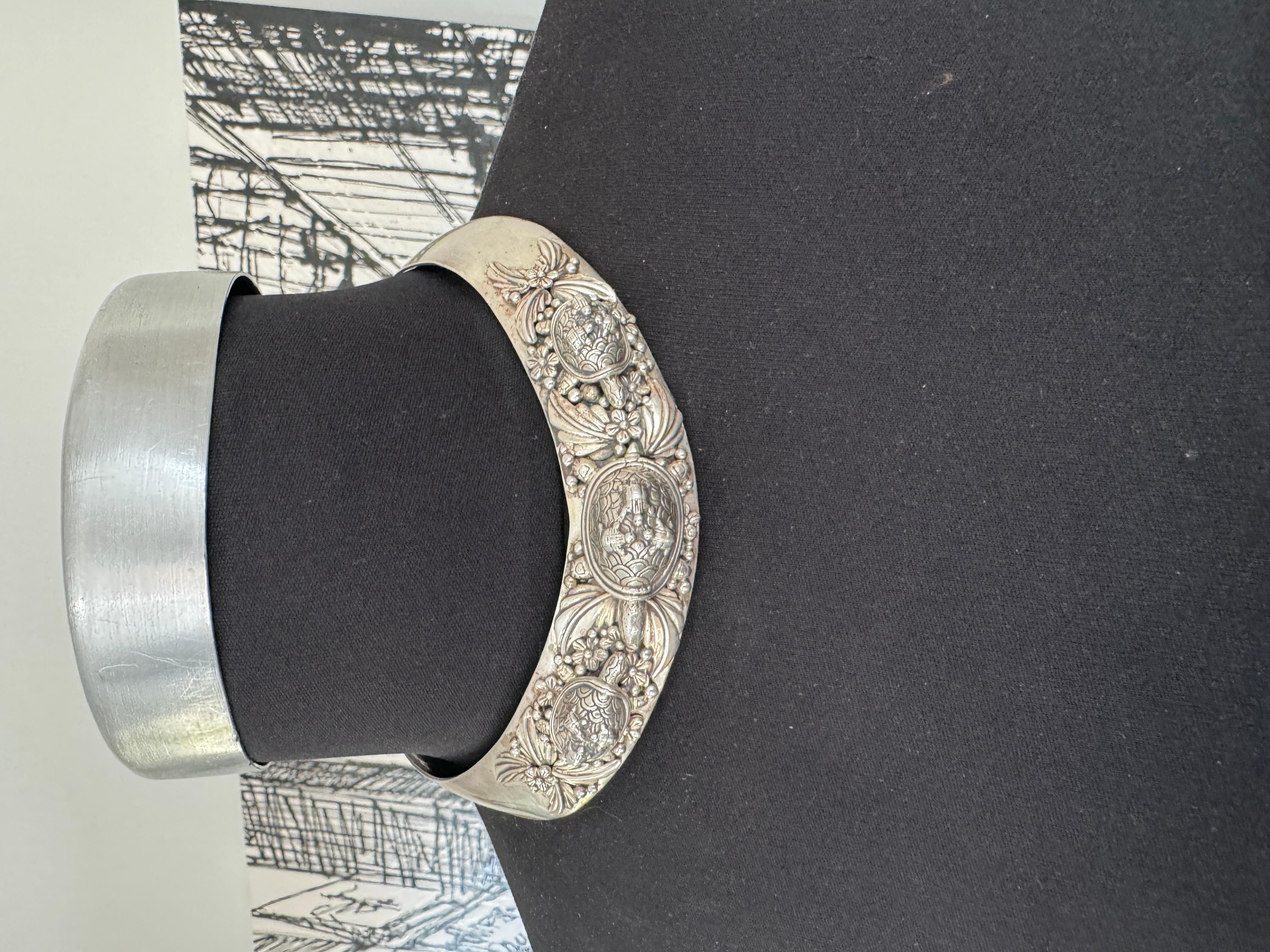 Questo è un adorabile girocollo a forma di tartaruga in argento Carol Felley.  Collana Tre Tartarughe anteriore. Raro da trovare!!! 
Marchio F Sterling 90 
Misura 0,85 di larghezza, lunghezza standard del girocollo 
È un'opera d'arte straordinaria e