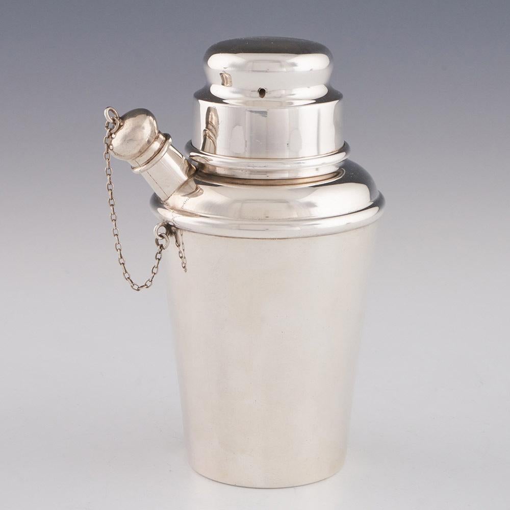 Heading : Shaker en argent miniature Cartier 1960s
Date : années 1960
Origine :France
Description : Shakers miniatures avec bec verseur latéral. Une chaîne fixe le couvercle de la lèvre d'écoulement au corps.
Taille : 15 cm de hauteur, 9,7 cm de