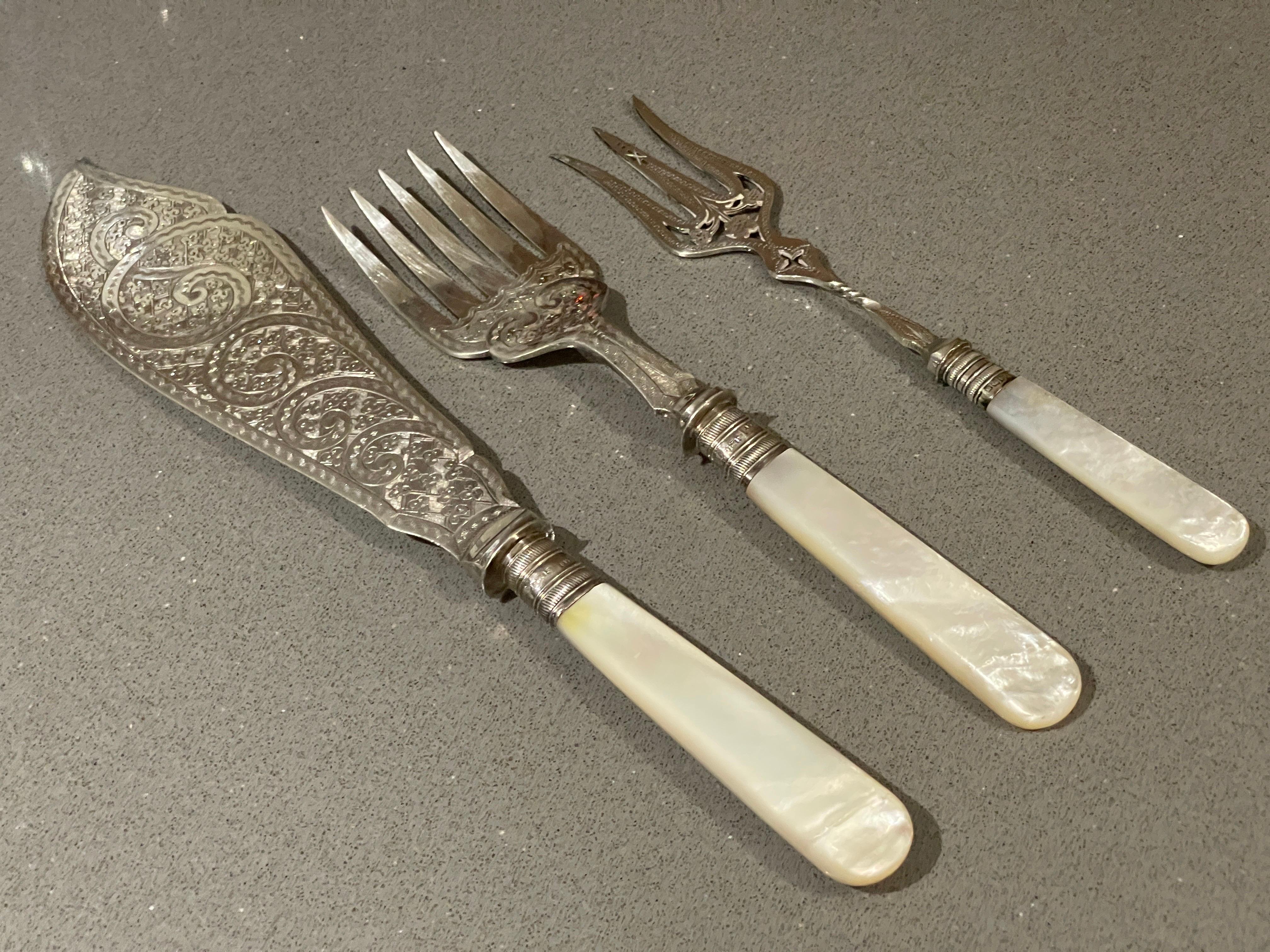 Sterling Silver Carving Set 3 Mother pearl handles, Cutlery, Knife Fork Sheffield with engraved floral pattern
An excellent quality sterling silver and mother-of-pearl fish server or carving set of 3.
Made and retailed By Garrard's of