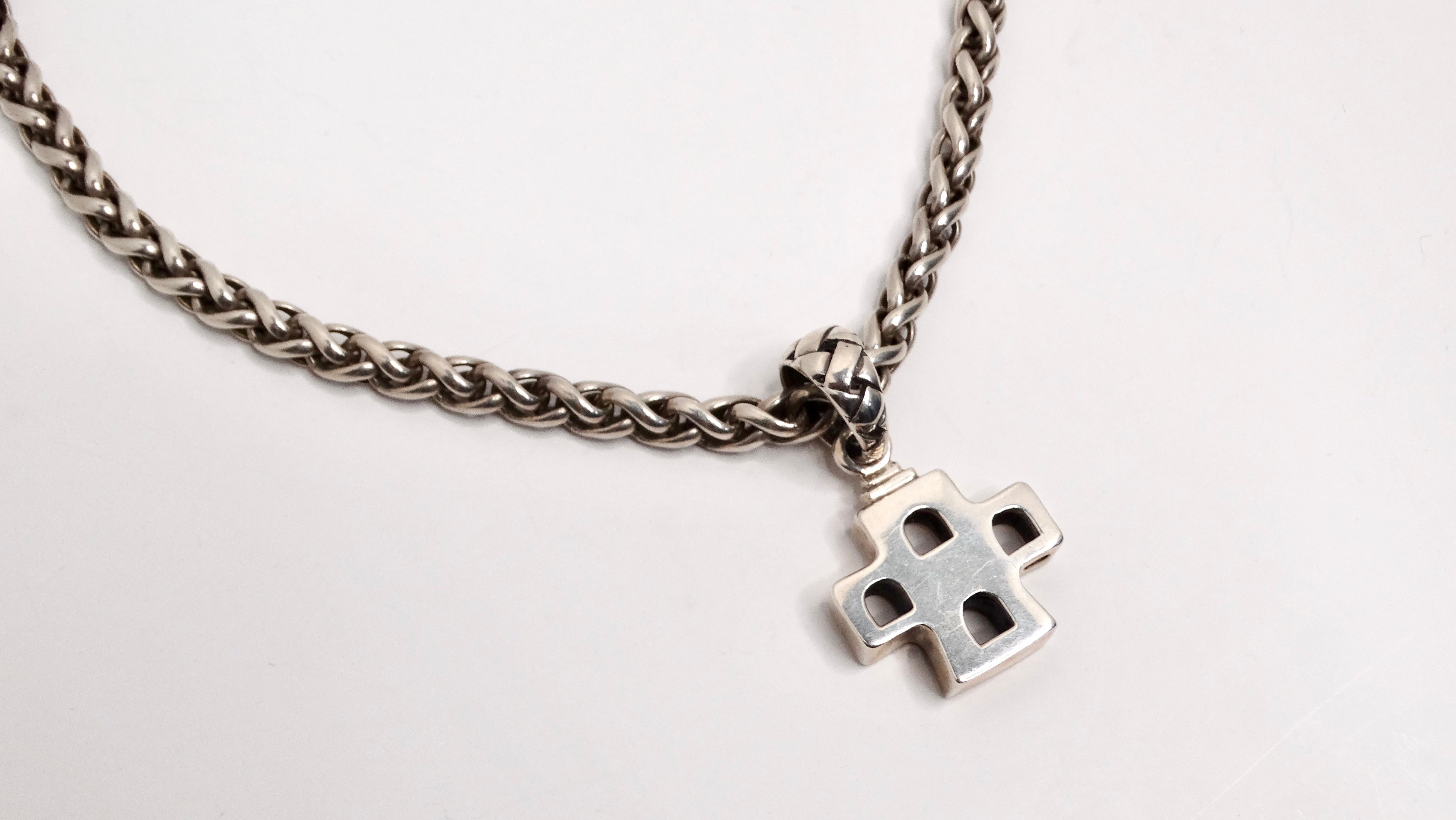 La collana in argento Sterling Casa Cross Rope Chain è un pezzo sorprendente che fonde perfettamente il design contemporaneo con il significato culturale. Realizzato in argento sterling di alta qualità, il ciondolo a forma di croce presenta quattro