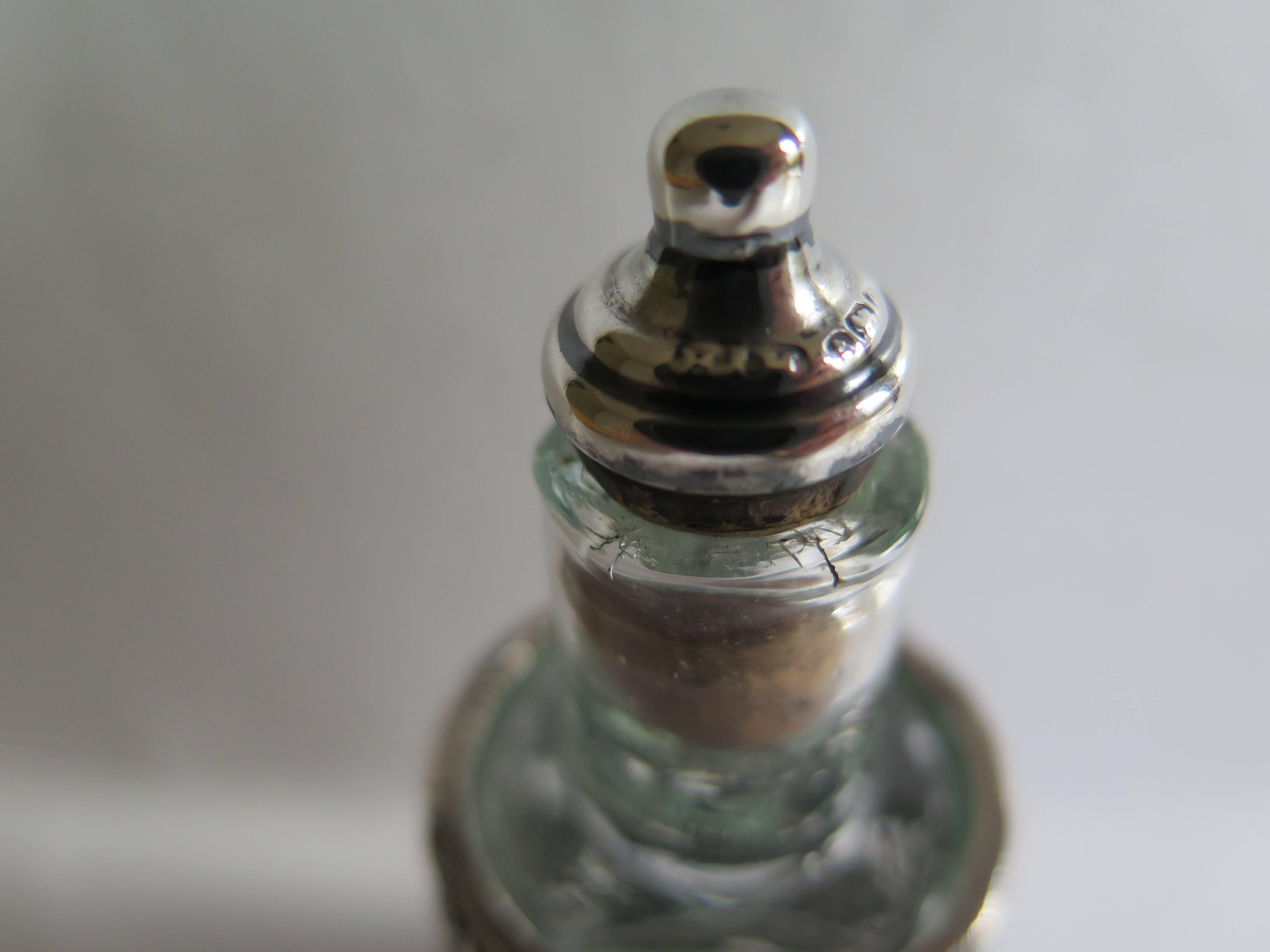 Sterling Silver Cased Glass Perfume or Scent Bottle, Birmingham England, 1904 In Good Condition In Lincoln, Lincolnshire