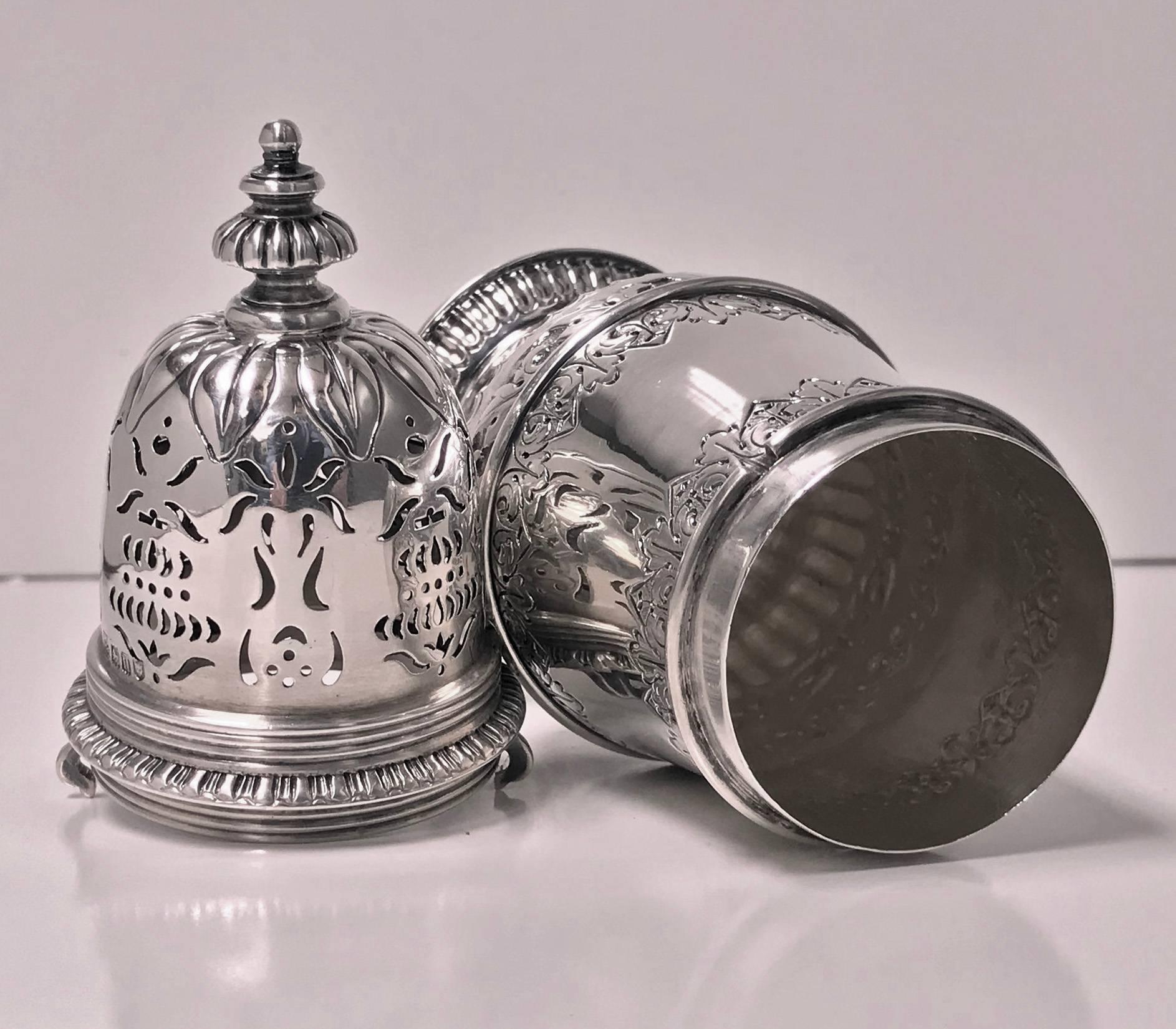 Sterling Silver Caster, London 1912, S.W. Smith. In Excellent Condition In Toronto, Ontario