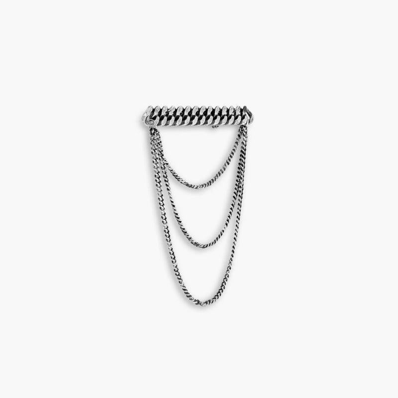 Sterling silver Catena Drop pin

With an oxidized hand polished finishing, the classic style of the curb chain has been updated with this design into a brooch. The chain has been handset and hardened to form a bar that will add a fresh style to your