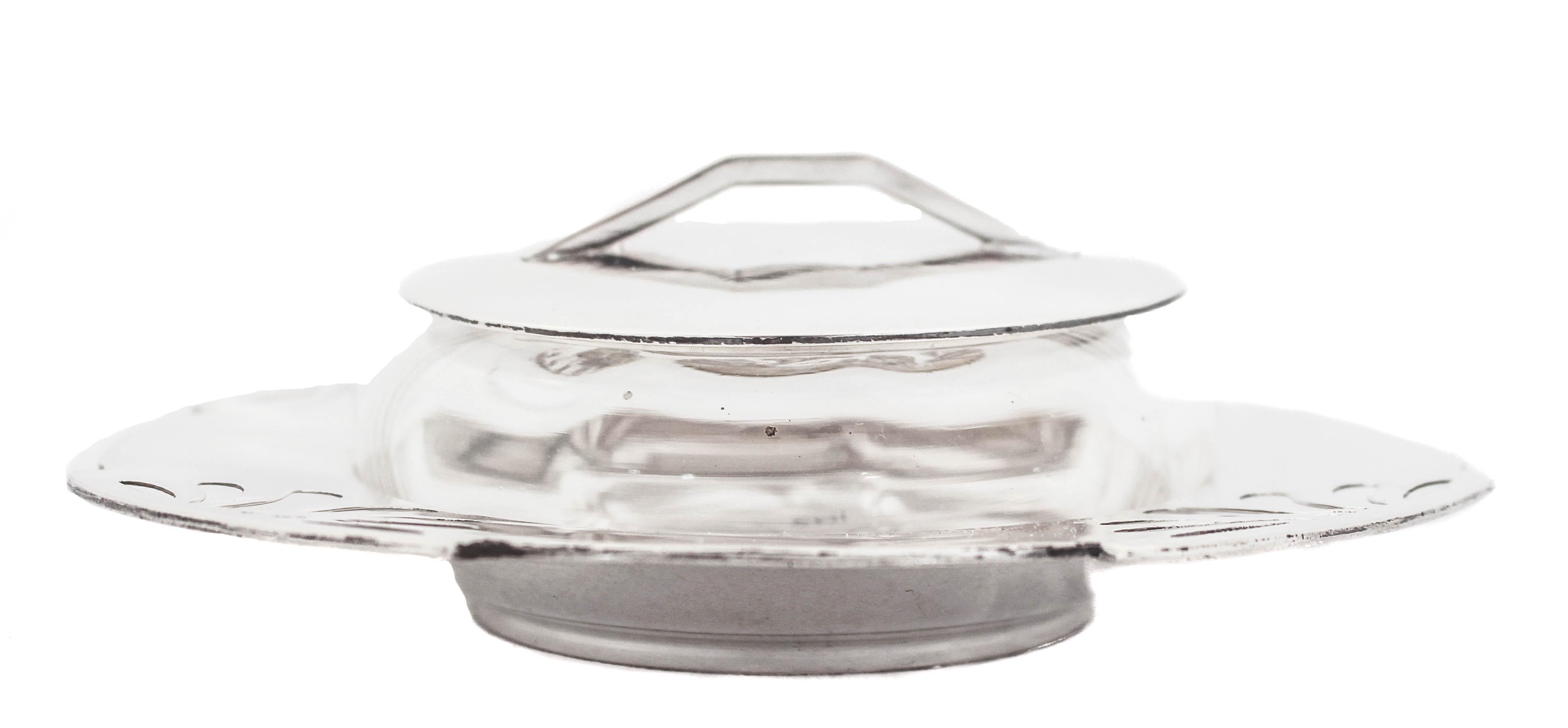 Nous vous proposons un rare plat à caviar en argent sterling avec un bol en verre et un couvercle en argent.  Le plat conçu dans le style Bauhaus avec son design découpé et la poignée inhabituelle sur le couvercle.  L'influence la plus importante