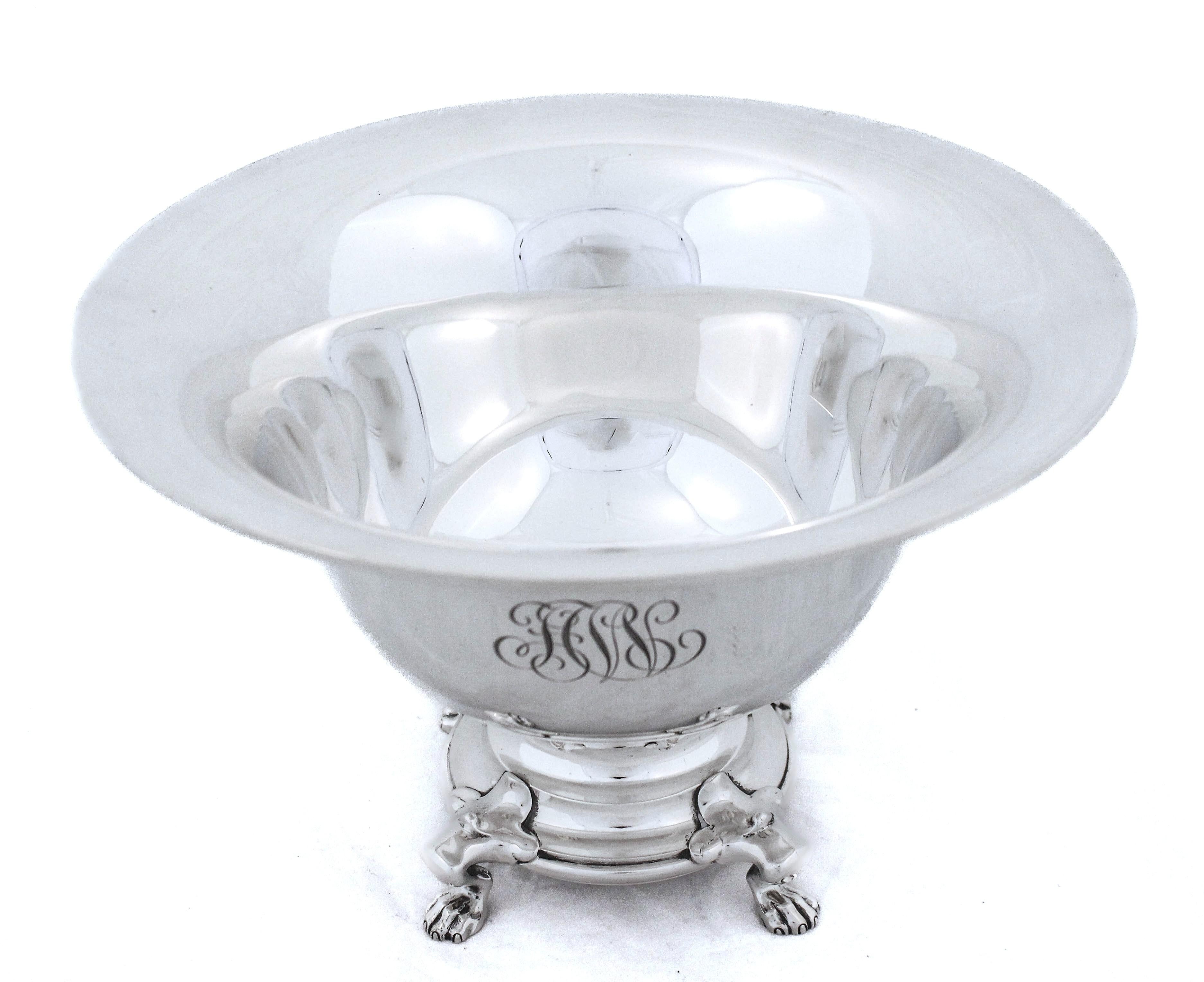 Se ofrece un excepcional cuenco central de plata de ley de Black, Starr & Frost de Filadelfia.  Su diseño es muy elegante y contemporáneo, y tiene un pedestal que se apoya en cuatro patas, lo que le da un aspecto más atractivo.  Hay un bonito