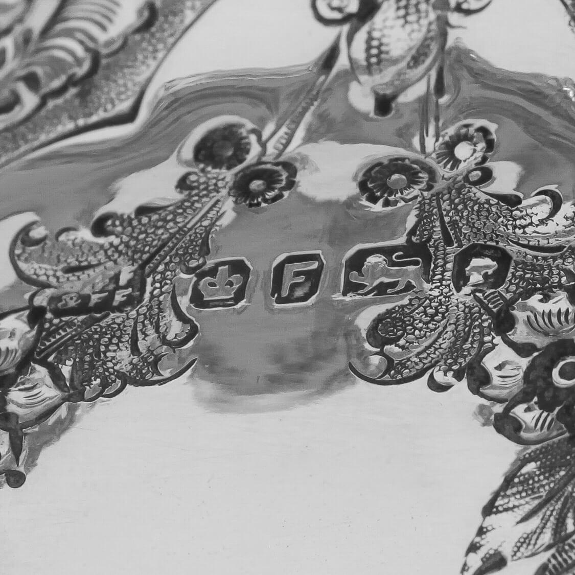 Dekorative viktorianische antike Sterling Silber Tafelaufsatz und Suite von 8 Gerichten im Zustand „Gut“ im Angebot in London, London