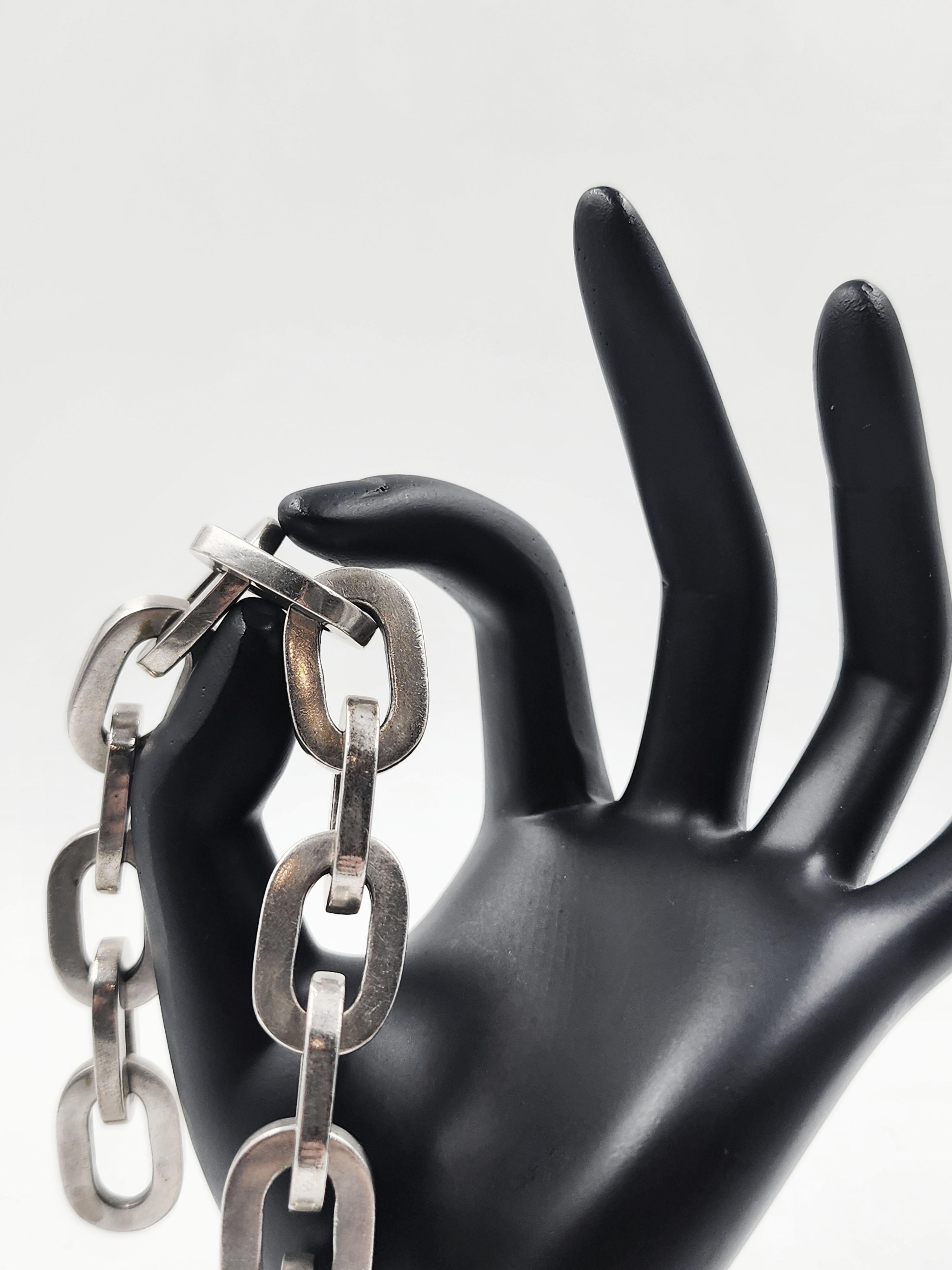 Sterling silver chain link bracelet
Beautiful silver bracelet that represents chains that can be used by both women and men, with an instinctive and easy opener.
Length: 21 centimeters