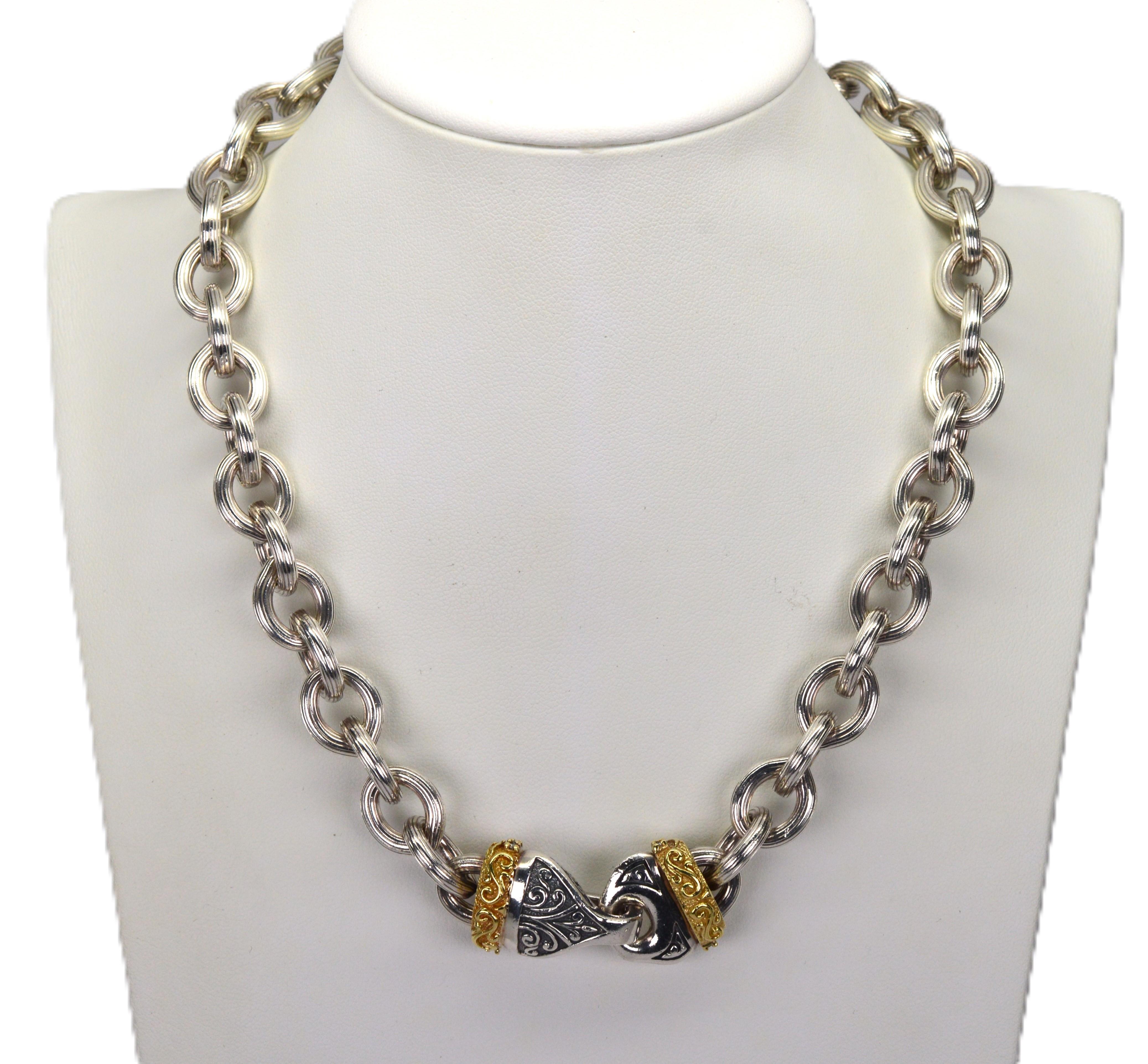 Helle und einzigartig gerippte ovale Sterlingsilberglieder bilden diese großzügige 17 Zoll lange Halskette mit Kabelkette. Mit einem unverwechselbaren Scroll-Design, ist die vorgestellten Sterling Silber Verschluss in kontrastierenden 14 Karat