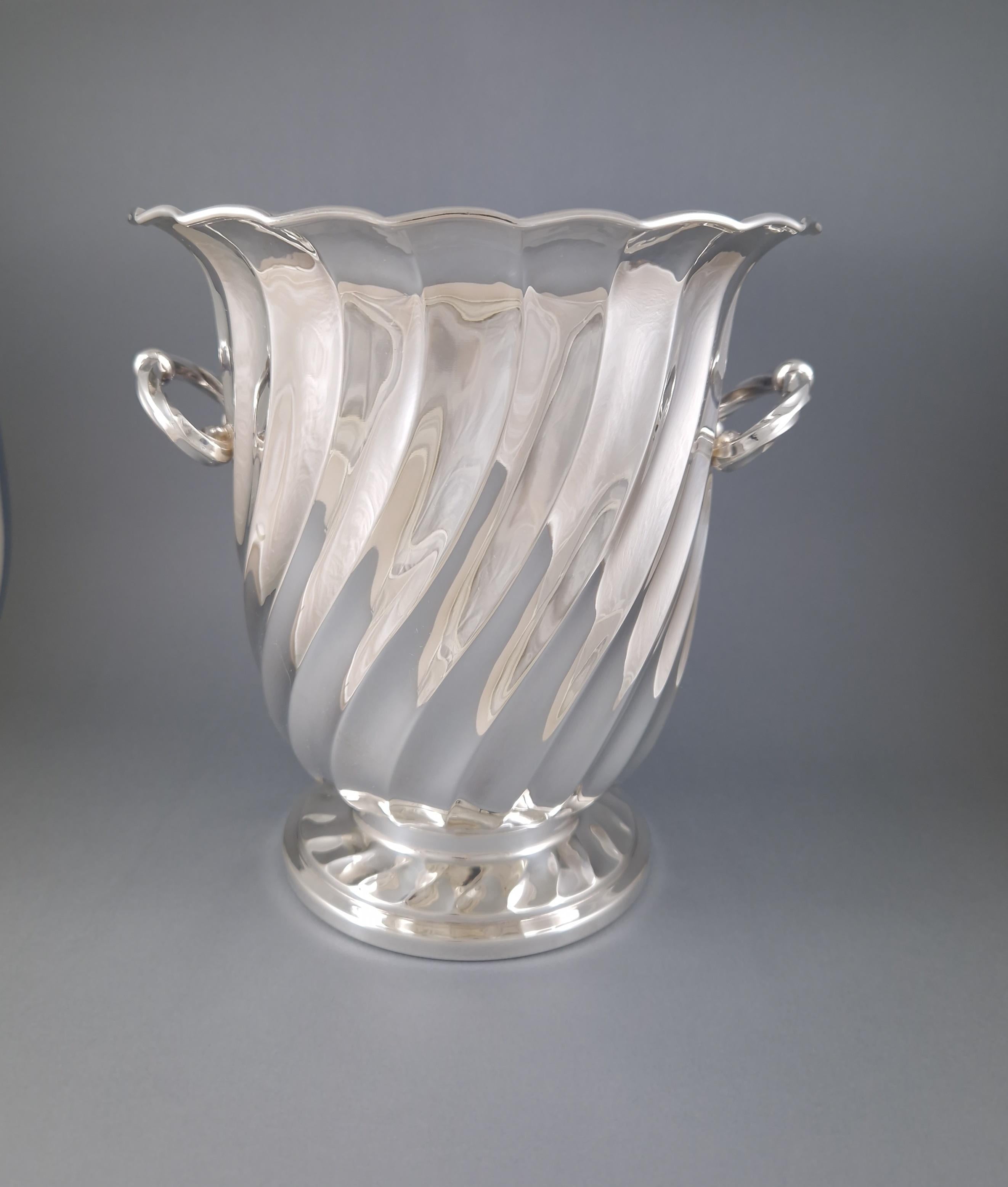 Nice champagne bucket in Sterling Silver 

Italian work from the 20th century by Miracoli 

Silver hallmark 800 
Height: 22.4 cm  - 8.8 inches
Diameter without the handles: 20.5 cm - 8 inches
Weight: 1105 grams