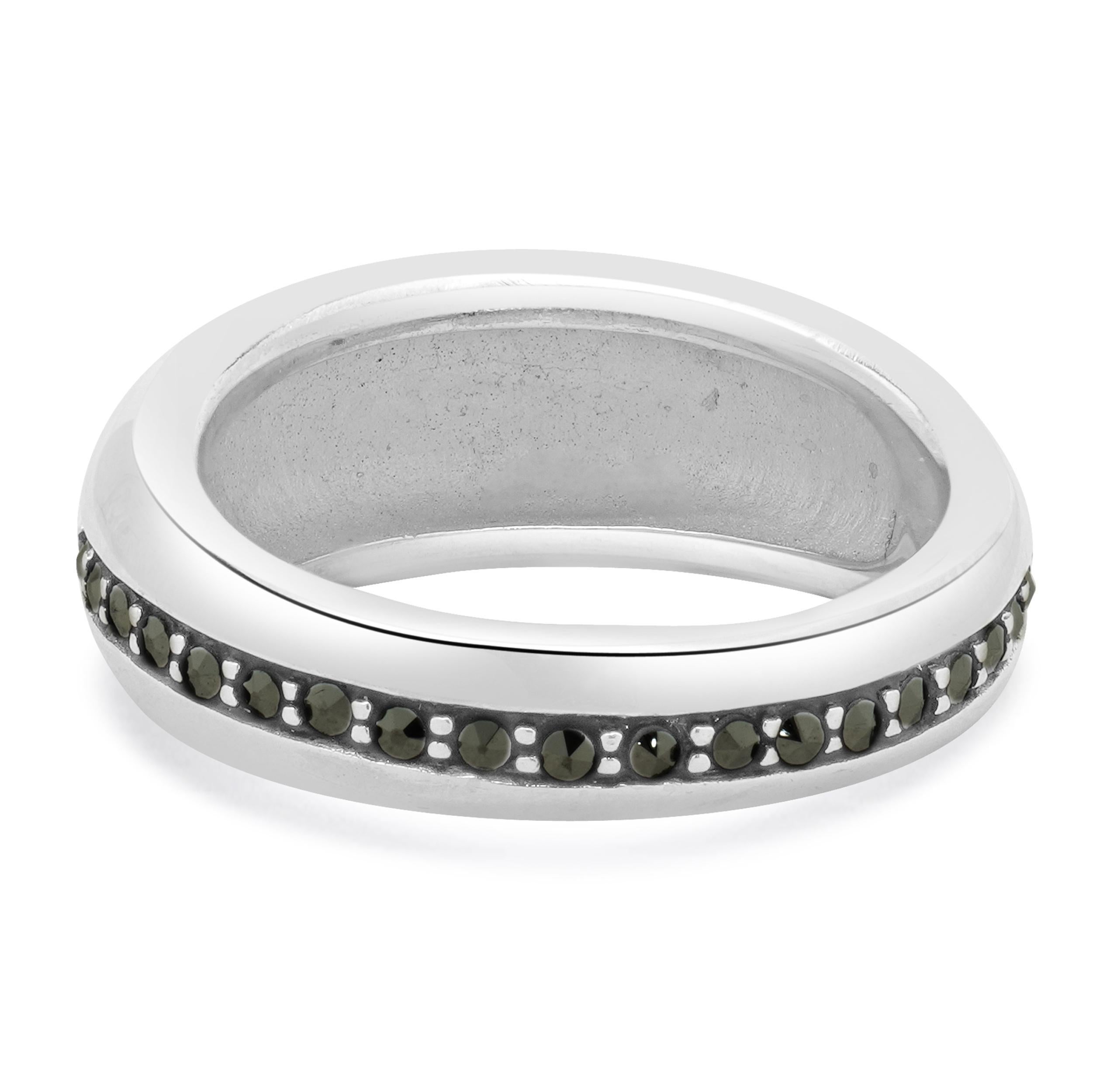 Designer: personalizzato
Materiale: argento sterling
Dimensioni: la parte superiore dell'anello misura 9.2 mm di larghezza
Misura dell'anello: 9.5 (si prega di prevedere due giorni di spedizione in più per le richieste di misura)
Peso: 9.69 grammi
